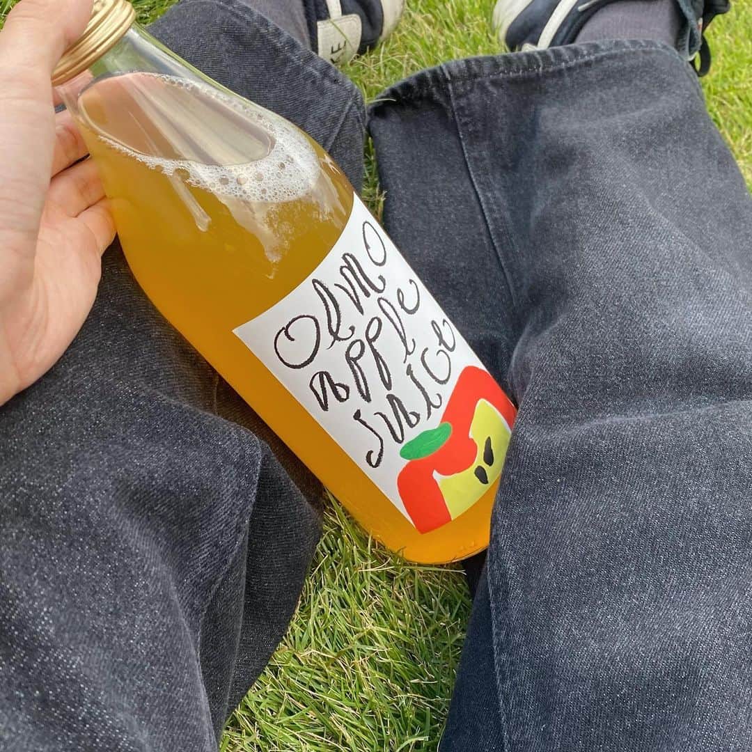 名和風歌のインスタグラム：「ㅤㅤㅤㅤㅤㅤㅤㅤㅤㅤㅤㅤㅤ 今回リリースするりんごジュースの パッケージ🧃🍎は、 ずっとずっと何かでご一緒したいなあ、 と思っていた 吉野マオさん 【 @l_maoyoshino_l 】に お願いしました。 ㅤㅤㅤㅤㅤㅤㅤㅤㅤㅤㅤㅤㅤ デザインの候補出しの時点で、 全部可愛くて全部使いたくて、 どきどきの気持ちが湧き上がってきて、 お願いできてすごく幸せだった…♡   ホームパーティのときに机に置いてあったり、 お洋服やコスメの展示会場で並べてあったりしても 絶対に可愛いなぁと思います。 飲み終わったら花瓶にしちゃったり🌼   中身の美味しさだけじゃない、特別ハッピーなりんごジュース、11/11〜12のイベントでぜひ飲んでください🍎🏃 ㅤㅤㅤㅤㅤㅤㅤㅤㅤㅤㅤㅤㅤ _______  【 olmo apple juice release pop-up 】  11/11(土)、12(日)に早稲田のカフェにて、 olmo初となるプロダクトであるりんごジュースの リリースポップアップイベントを開催します。  🍎_____________________  【 DATE 】 11/11 (土) 12:00-18:00 11/12 (日) 12:00-18:00  【 SPACE 】 夏目坂珈琲  @natsumezakacoffee   162-0052　 東京都新宿区戸山1-11-10  Ｒビル1F (東京メトロ早稲田駅 2番出口 徒歩8分)  _____________________🍎」