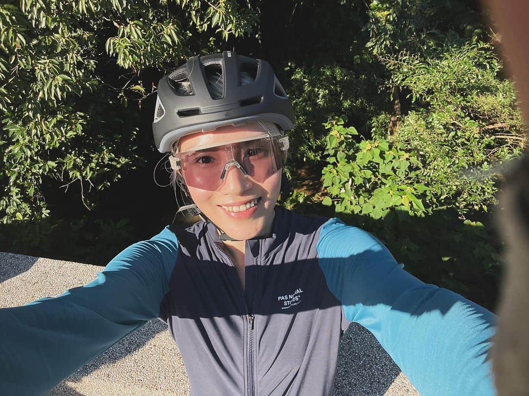 安柏兒のインスタグラム：「午安 🚴‍♀️🌞  今天解鎖了兩個點 初階者又更進一步了 加油加油   #好舒服的天氣 #好舒壓的運動  #單車#自行車#Cervelo #cervelor3 #公路車#聖人瀑布#劍南路 #一起騎單車」