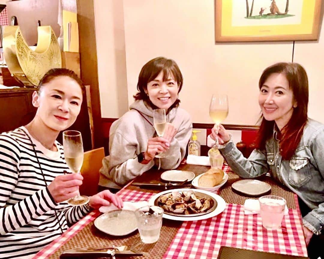 伍代夏子のインスタグラム：「昨日は、卓球の練習…🏓 と言っても、練習したのは詢子さんと公水さんで、ワタクシはその後のミーティングだけ参加🤭 近所の洋食屋さんで乾杯〜🥂 #美魔女艶歌卓球部  #石原詢子 さん #岩本公水 さん #巨匠の店 #名物大アサリのオーブン焼き #アジフライ最高でした」