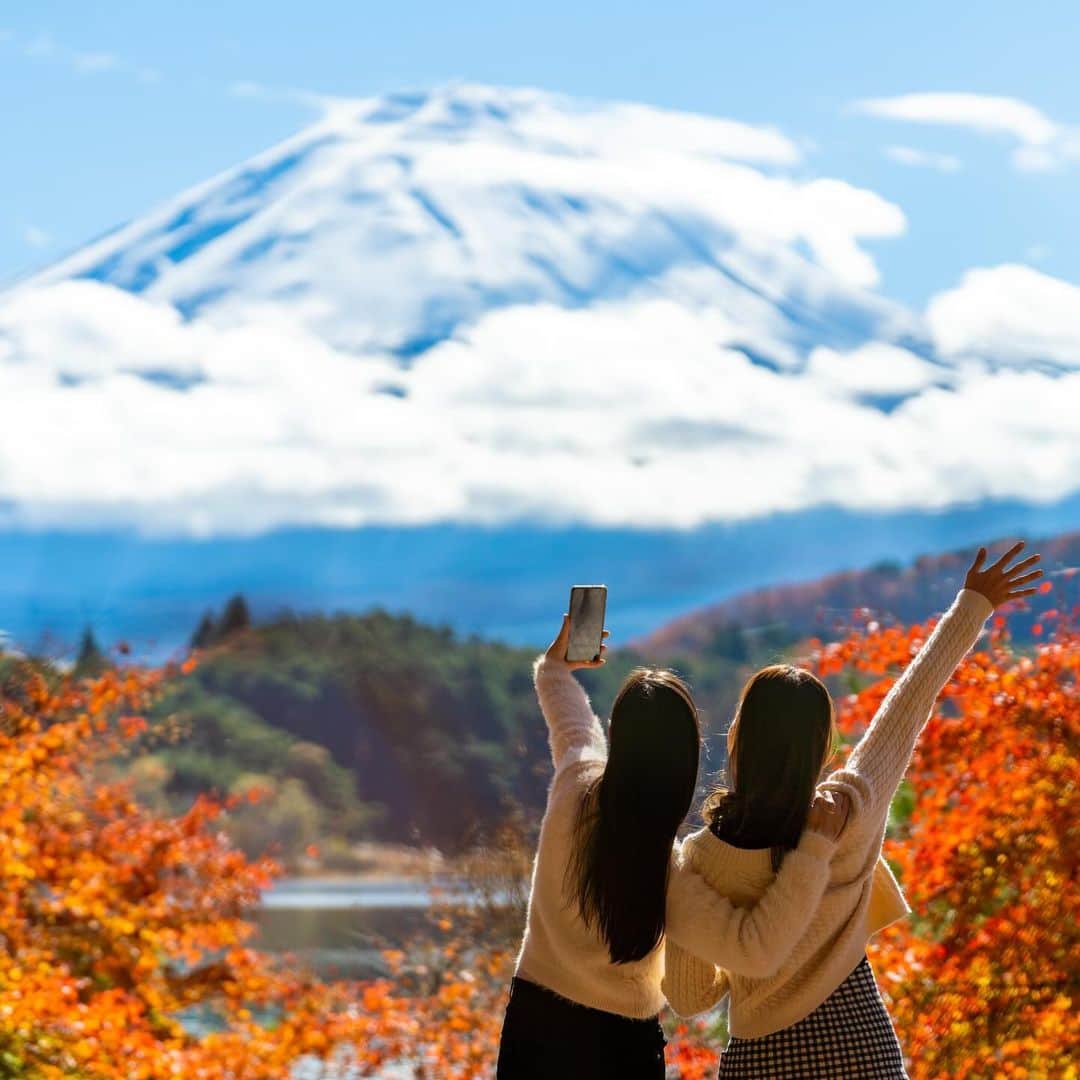 タイ航空さんのインスタグラム写真 - (タイ航空Instagram)「Fall into the magic of autumn hues at Mount Fuji, where nature paints a breathtaking masterpiece. Let Thai Airways guide you to this unforgettable seasonal journey. 🍂✈️ Book now at thaiairways.com or click link our bio.   #thaiairways #smoothassilk #tokyo #japan #FujiAutumnMagic #THAIAirwaysAdventures #flyTHAItoJapan #flythai」11月6日 10時00分 - thaiairways