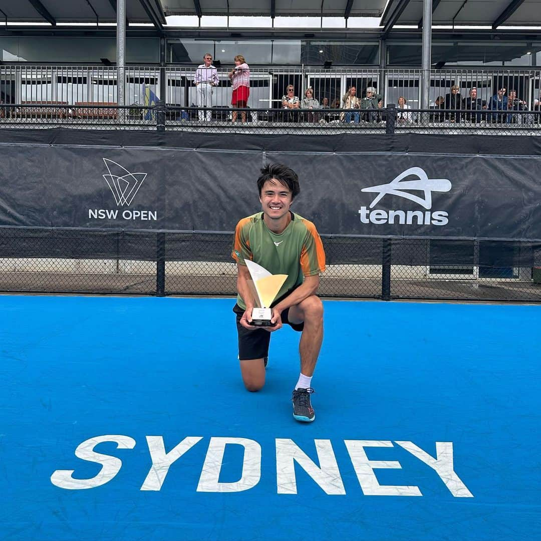 ダニエル太郎のインスタグラム：「Champion in Sydney🏆 what a week. Grateful for all the continuous support I receive from my team and family even though physically I was alone this time. It’s all of us together😊 special to do it on the 1 year anniversary of the passing of my mom❤️   シドニーチャレンジャー優勝しました！何年振りの優勝か分からないけど凄い久しぶりな気がします。オーストラリア遠征は1人だったけどいつも僕は頼もしいチームと家族に支えられてます。お母さんが亡くなってから丁度1年記念日だった今週に優勝できたのも特別だと感じます❤️ 応援ありがとうございました！  Off to Matsuyama already tonight for the last tournament of the year 💪  今夜松山に今季最後の大会に向かって行きます。また日本のファンにお会いできるの楽しみにしています💪」