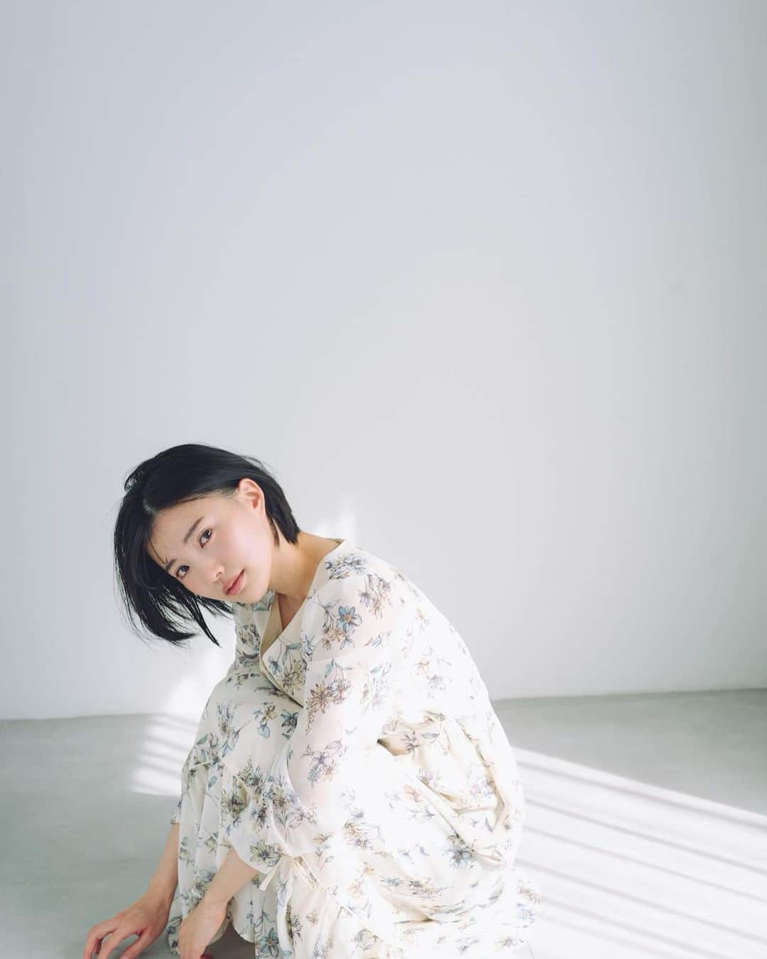 山本亜依のインスタグラム：「.  photo 📷 ：@kenta.koishi   hair&make 💄 ：@moto17.saika  .  #photo #portrait #photography #naturephotography  #actress #俳優#女優#作品撮り#黒髮ボブ#ショートボブ」