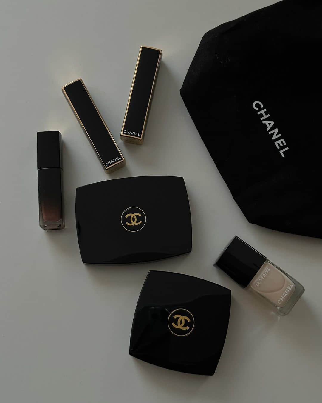 松本恵奈のインスタグラム：「CHANELから素敵なギフトが届きました♡ このパレット、BLKが入っていてすごく嬉しかったです。 #chanel #chanelbeauty #gift」