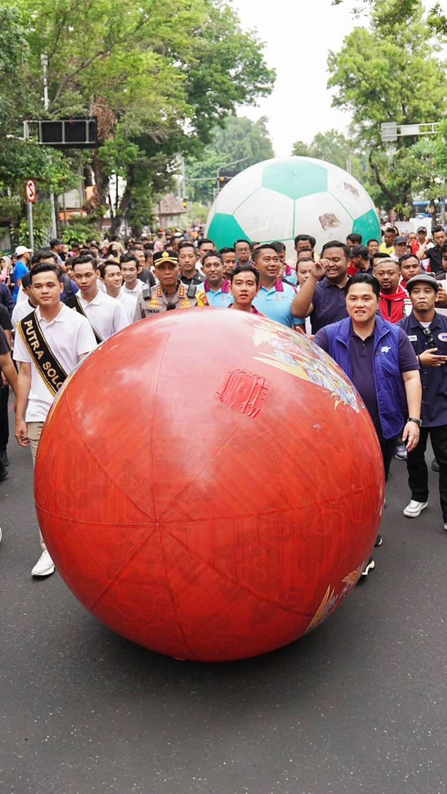 エリック・トヒルのインスタグラム：「Senang sekali melihat gairah masyarakat Kota Solo menghadiri Trophy Experience Piala Dunia U-17.   Nuansa tradisional yang kental, seperti deretan prajurit dan penari Puro Mangkunegaran membuat pawai trofi di Kota Solo menjadi unik dan spesial.   Antusiasme masyarakat ini menjadi penanda Solo siap menggelar Piala Dunia U-17. Apalagi di kota ini ada final dan acara selebrasi penutupan.   Yuk, dukung dan sukseskan Piala Dunia-17. Bersama-sama kita cetak sejarah baru sepak bola dunia di Indonesia.」