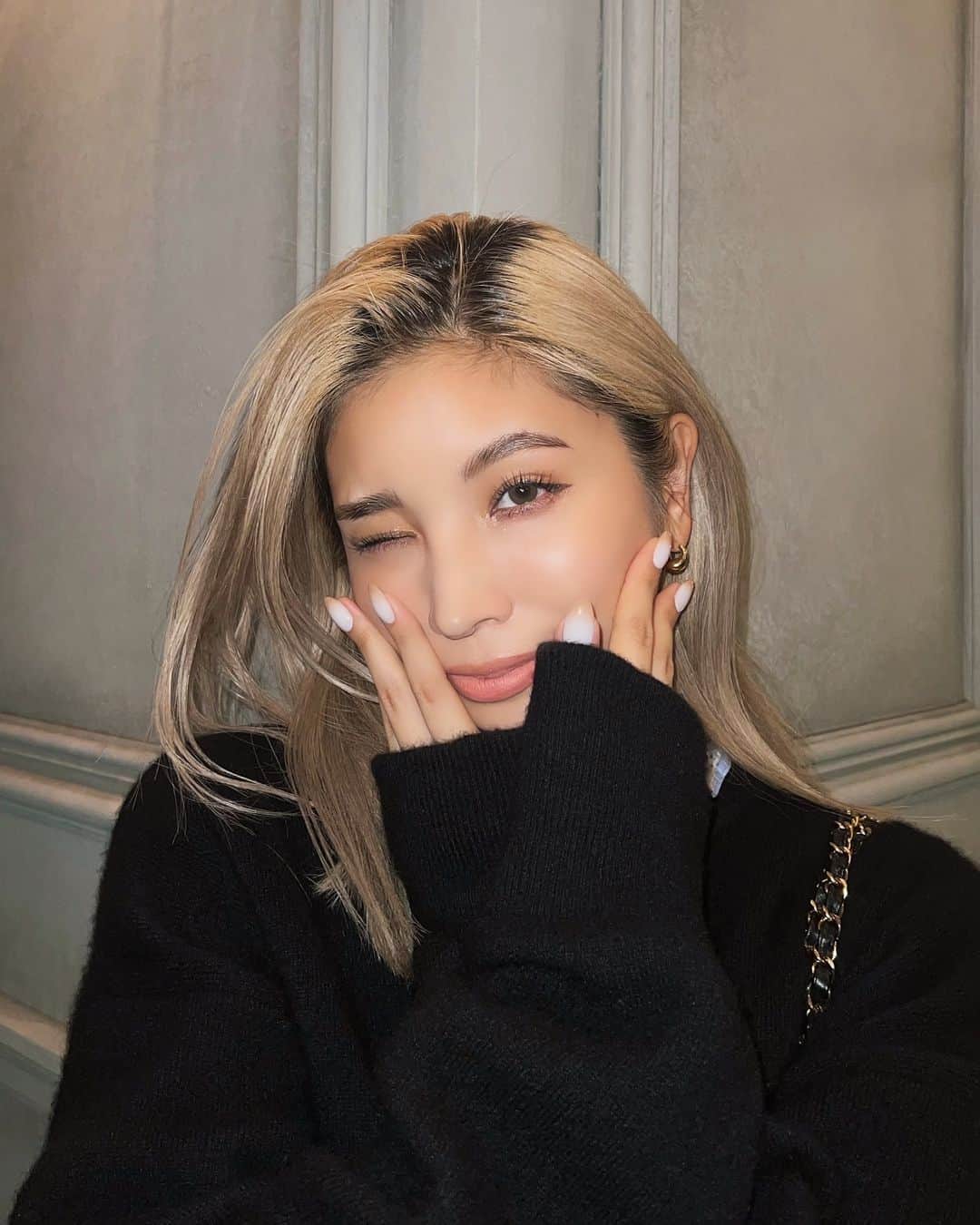 REONAのインスタグラム：「昔使ってたカラコンが大量にあって勿体無いから久しぶりに着けたけどやっぱ目疲れた〜💦🥹 これは1番小さいやつだけど、数ヶ月前はナチュラルだと思ってヘビロテしてたやつはデカすぎてダメだった🤣 本当最近までつけてたのに〜 女の子って日々進化してくよね😘 メイクも年々ナチュラルに😝💖  てか、今回のねいるもかわいすぎないか？🥹🫶🏻 いつもいつも完璧に理想通りに仕上げてくれて @crescemt._y ありがとう😍🫶🏻」