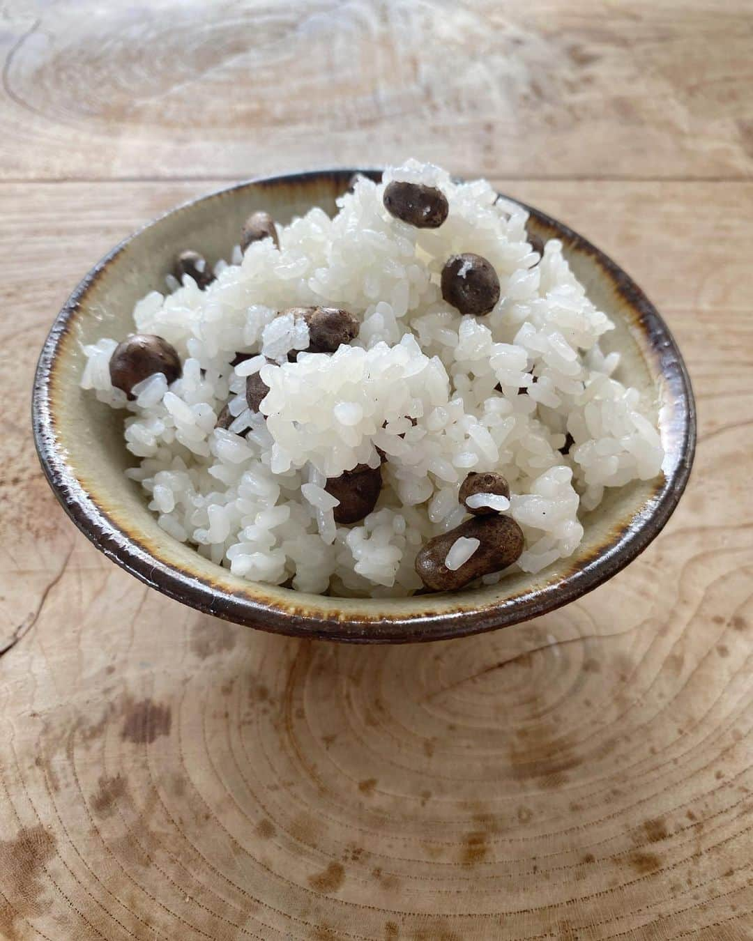 金子渚さんのインスタグラム写真 - (金子渚Instagram)「お客様から頂いたむかごでむかごご飯に 🍚  炊き立てにお塩かけてホクホクで本当に美味しかった  贅沢なお裾分けありがとうございます！ご馳走さまでした◯  #nagirecipe」11月5日 13時44分 - nagisakaneko