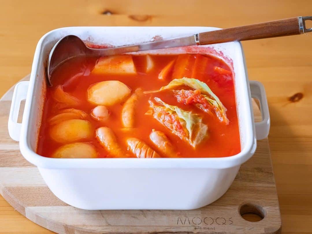 haru.のインスタグラム：「. 先日作ったトマト風味のポトフ。 ニトリの、IH・ガス火で使用できて保存もできる #ホーロー角型鍋 を使って作ってみたよ！  このお鍋便利すぎて、買ってから毎日使ってる。 保存用のふたが付いてて、残りをそのまま保存できるんだよねー。 作り置きにも最適✨ . @roomie.jp でもご紹介してますー。 . . .」