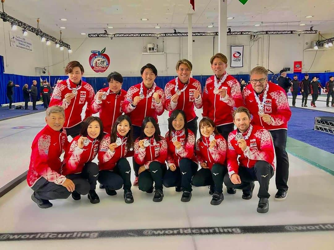 山口剛史さんのインスタグラム写真 - (山口剛史Instagram)「最高なチームJAPAN！！  なかなかジャンプして前に進めないけど、一歩ずつ前に進めていることはすごくいいなと思います！！  去年は4位、 今年は3位🥉  チームの若さに刺激受けて、失敗恐れずにチャレンジできて、 本当に楽しいです！  女子代表準優勝おめでとう！！  どんどん行きます、 我らカーリングチームJAPAN！！  #PCCC2023 #teamjapan」11月5日 13時50分 - yama37curl