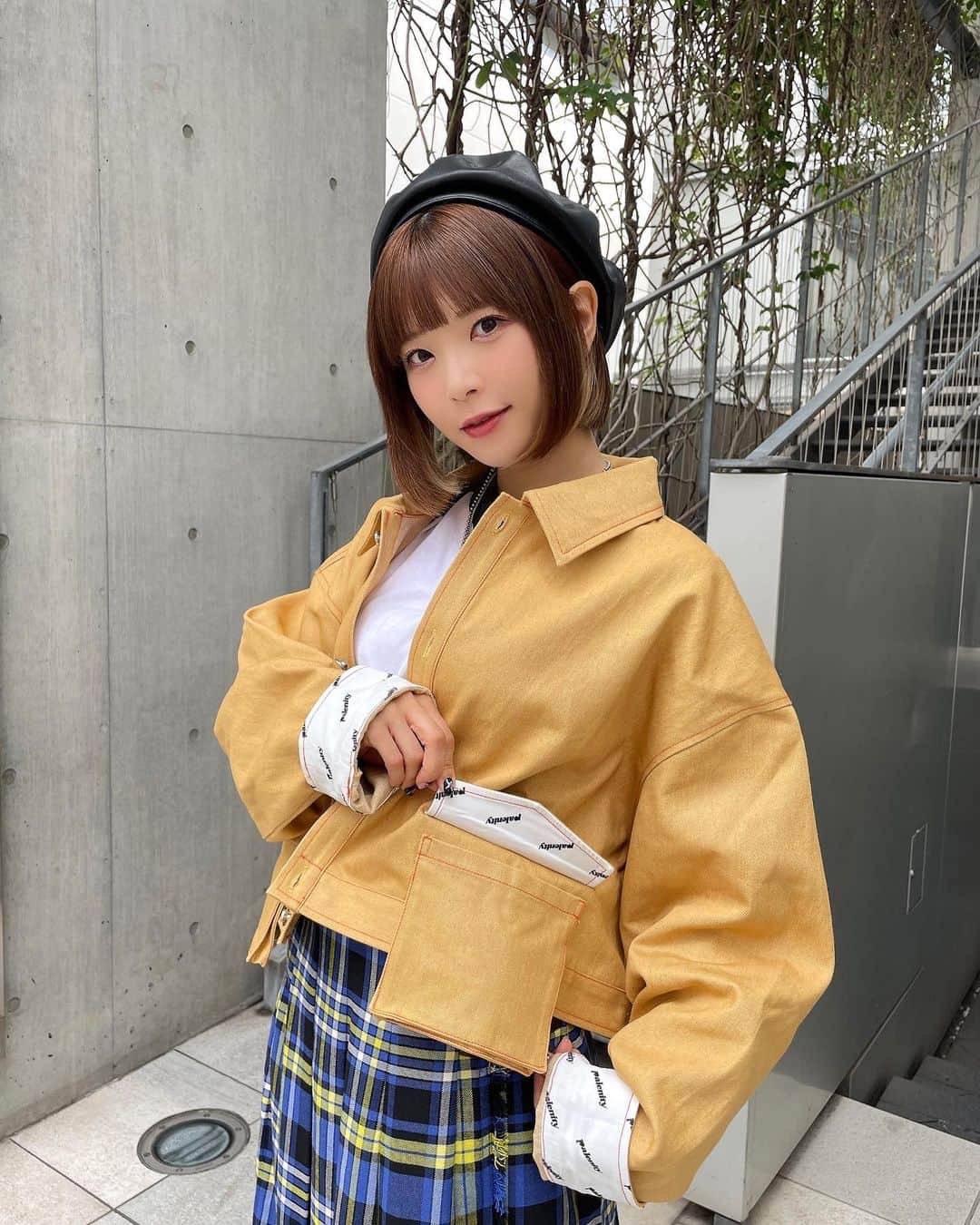 POCHIのインスタグラム：「昨日はpalenity 1st anniversary POPUPありがとうございました🌈  お友だちもファンの方も来てくれて嬉しかったです💘  今季イチオシのデニムジャケットのお写真を載せます📸  只今オンラインで注文受け付け中です💌  ステッチの配色がポイントのデニムジャケット。 スナップボタンで身頃の取り外しができ、オーバーサイズととショート丈の2wayでご着用いただけます。 袖の折り返しとポケットのフラップ部分にはロゴプリントを配置。 柔らかいデニムを使用しており、ライトアウターとして幅広いシーズンに活躍するアイテムです。  ▼サイズ 総丈67cm 身丈(ショート丈)39cm 肩幅61cm 身幅68cm 袖丈57cm  ▼カラー ・ネイビー ・ピンク ・マスタード ※マスタードの仕様変更について ステッチ色が【オレンジから黒へ変更】となります。 予めご了承くださいますようお願い申し上げます。  #palenity #デニムジャケット #デニム #ジャケット」
