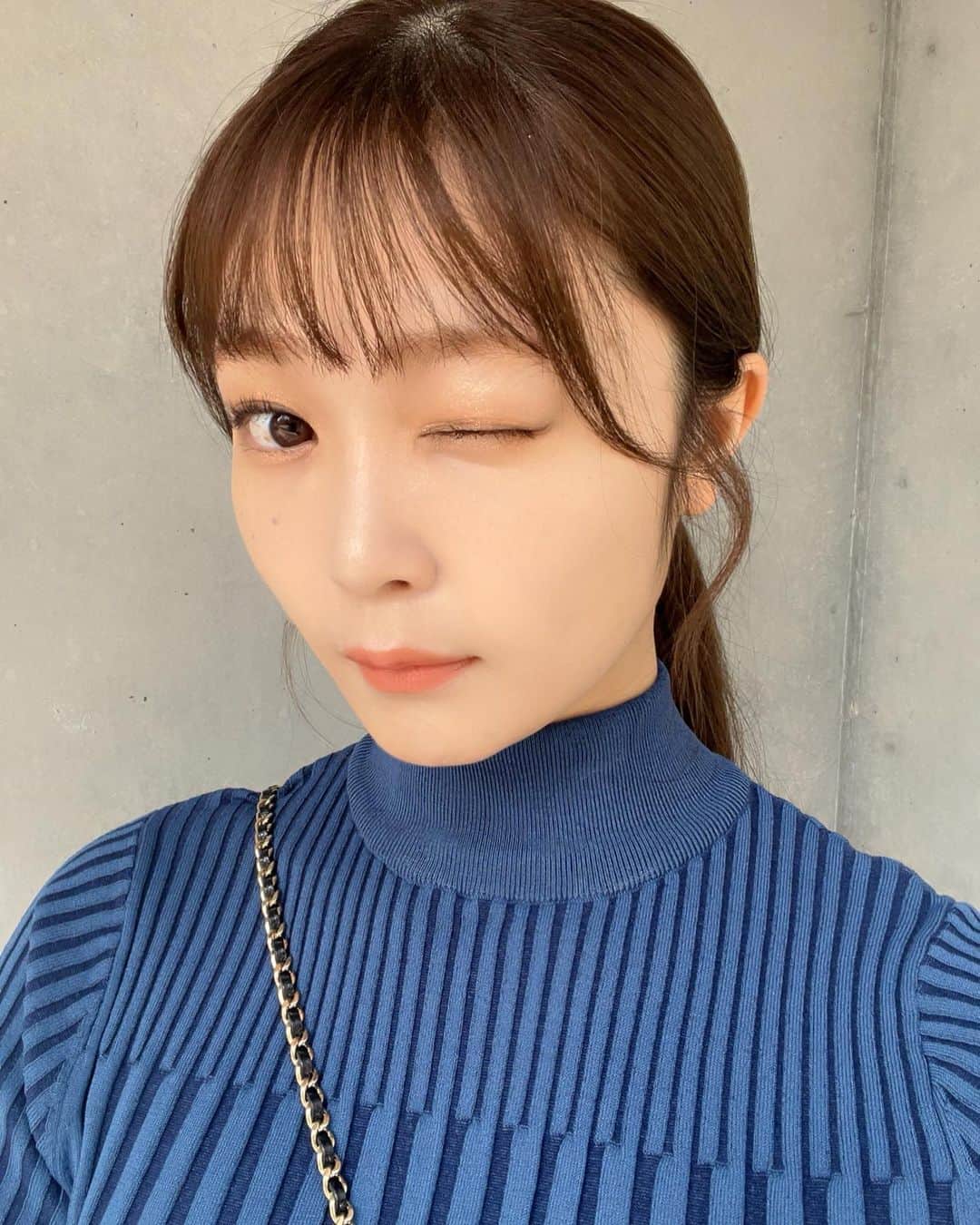 石森虹花さんのインスタグラム写真 - (石森虹花Instagram)「🌟make up🌟  チャコットさんのアイテムでメイクしました🤍  【アイメイク】 ⭐︎マルチカラーバリエーションSP09 ⭐︎フェイスカラーパレット511  　　　　　　　　 【ハイライター、シェーディング】 ⭐︎ダブルマルチクレヨン422  アイシャドウのラメ感が室内でも自然光でも目元が華やかになってお気に入りです！✨ マルチカラーバリエーションSP09は涙袋にも使ってます🙂 今回はアイラインはアイパッドの左上、『ネイビーカラー』を細く目元に使いました＾＾ 目がグッと力強くなる印象です👁💓  そしてハイライトとシェーディングはクレヨンタイプになっていて使いやすいです👏どちらのカラーも浮かずに馴染むので上品な仕上がりになります✨ノーズシャドーにも使えるので鼻が低い私には救世主です😭 汗かいても密着感があってとてもよかったです❤️‍🔥  #Chacott#チャコット#アイメイク#ハイライト#シェーディング#立体顔#提供#秋メイク#ナチュラルメイク#ニューコスメ#メイクアップ」11月5日 13時53分 - ishimori_nijika