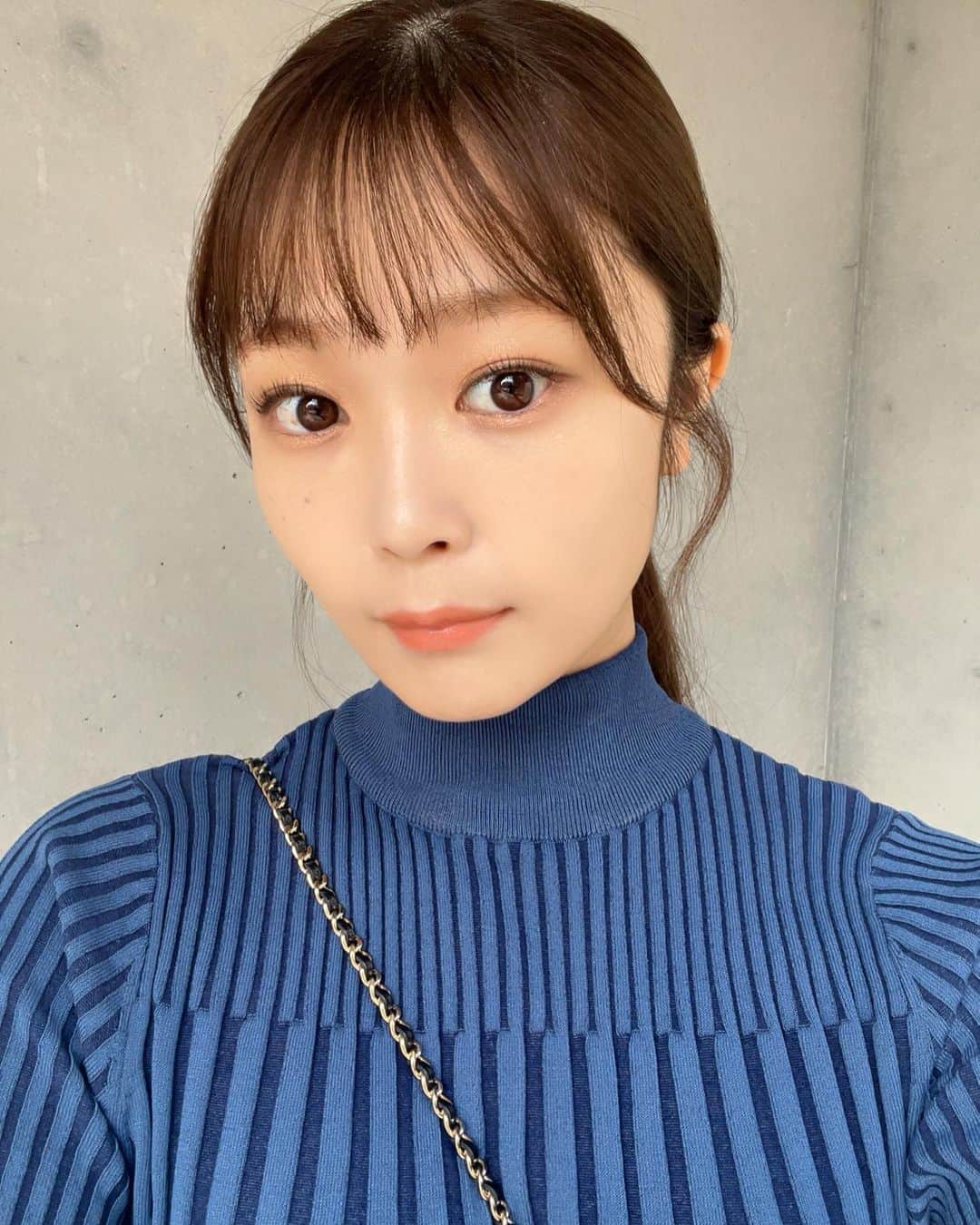 石森虹花さんのインスタグラム写真 - (石森虹花Instagram)「🌟make up🌟  チャコットさんのアイテムでメイクしました🤍  【アイメイク】 ⭐︎マルチカラーバリエーションSP09 ⭐︎フェイスカラーパレット511  　　　　　　　　 【ハイライター、シェーディング】 ⭐︎ダブルマルチクレヨン422  アイシャドウのラメ感が室内でも自然光でも目元が華やかになってお気に入りです！✨ マルチカラーバリエーションSP09は涙袋にも使ってます🙂 今回はアイラインはアイパッドの左上、『ネイビーカラー』を細く目元に使いました＾＾ 目がグッと力強くなる印象です👁💓  そしてハイライトとシェーディングはクレヨンタイプになっていて使いやすいです👏どちらのカラーも浮かずに馴染むので上品な仕上がりになります✨ノーズシャドーにも使えるので鼻が低い私には救世主です😭 汗かいても密着感があってとてもよかったです❤️‍🔥  #Chacott#チャコット#アイメイク#ハイライト#シェーディング#立体顔#提供#秋メイク#ナチュラルメイク#ニューコスメ#メイクアップ」11月5日 13時53分 - ishimori_nijika