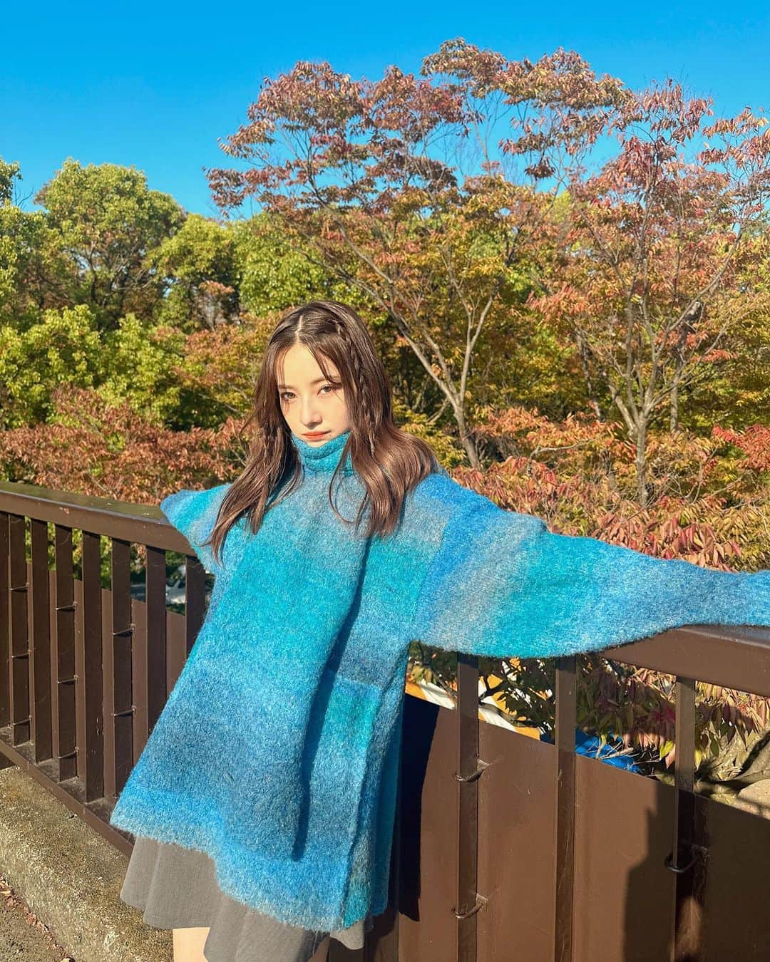 村瀬紗英さんのインスタグラム写真 - (村瀬紗英Instagram)「#dailylook  あおぞら　と　あおにっと　🦊🍂  紅葉はまだだね💭🍁  気がついたらもう11月だし、体調崩しやすい時期なので 元気でいれるように気をつけよう〜🌼  11月も、楽しみなことがいっぱい✌️✨  unisexマフラーグラデニット🧶🧣▶︎11/10」11月5日 14時04分 - saepiiii.m
