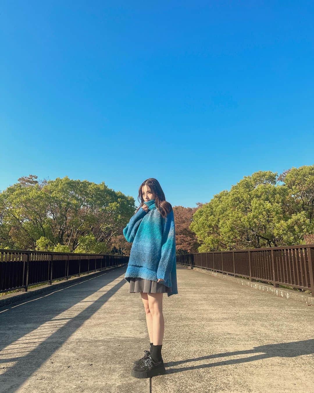 村瀬紗英さんのインスタグラム写真 - (村瀬紗英Instagram)「#dailylook  あおぞら　と　あおにっと　🦊🍂  紅葉はまだだね💭🍁  気がついたらもう11月だし、体調崩しやすい時期なので 元気でいれるように気をつけよう〜🌼  11月も、楽しみなことがいっぱい✌️✨  unisexマフラーグラデニット🧶🧣▶︎11/10」11月5日 14時04分 - saepiiii.m