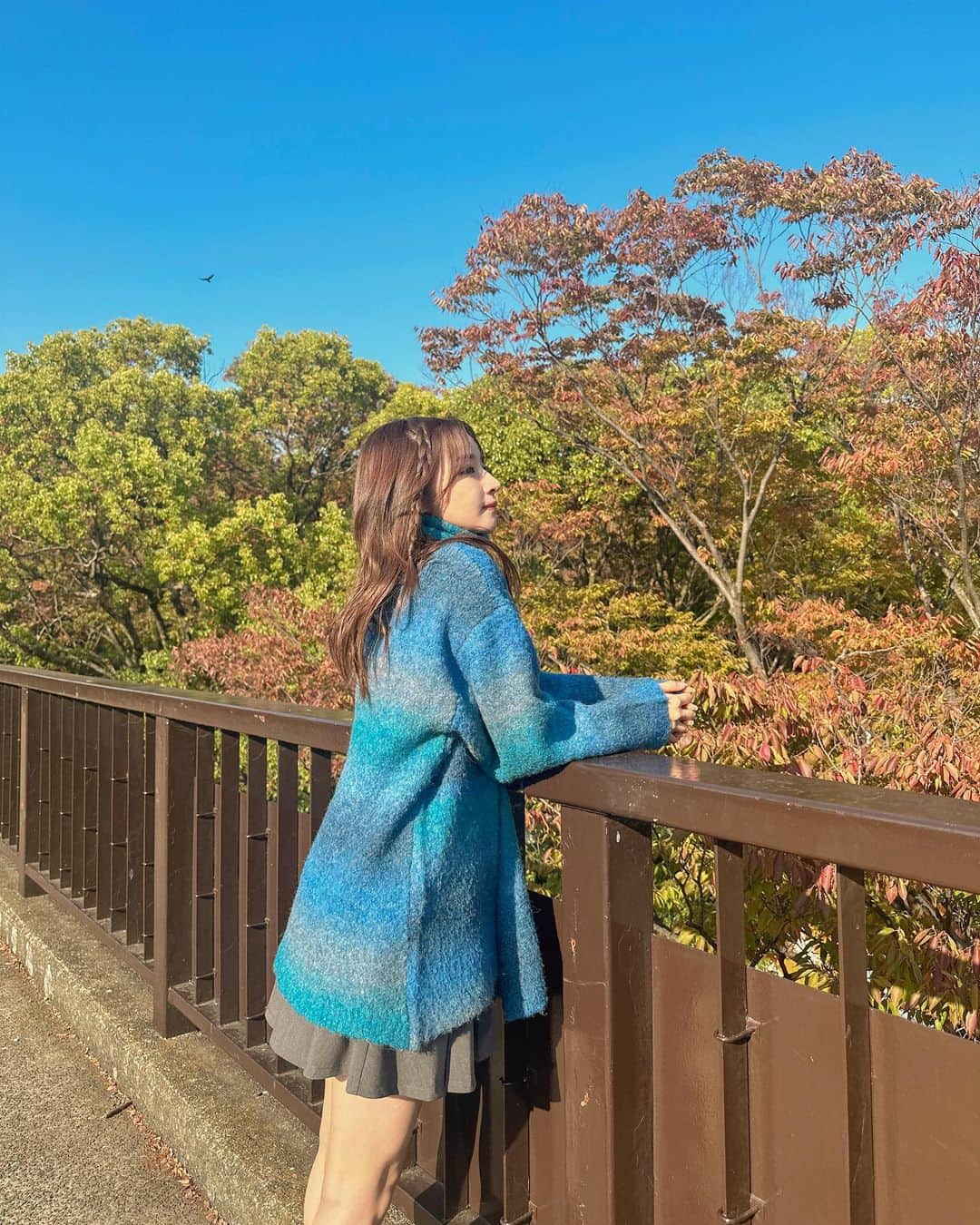 村瀬紗英さんのインスタグラム写真 - (村瀬紗英Instagram)「#dailylook  あおぞら　と　あおにっと　🦊🍂  紅葉はまだだね💭🍁  気がついたらもう11月だし、体調崩しやすい時期なので 元気でいれるように気をつけよう〜🌼  11月も、楽しみなことがいっぱい✌️✨  unisexマフラーグラデニット🧶🧣▶︎11/10」11月5日 14時04分 - saepiiii.m