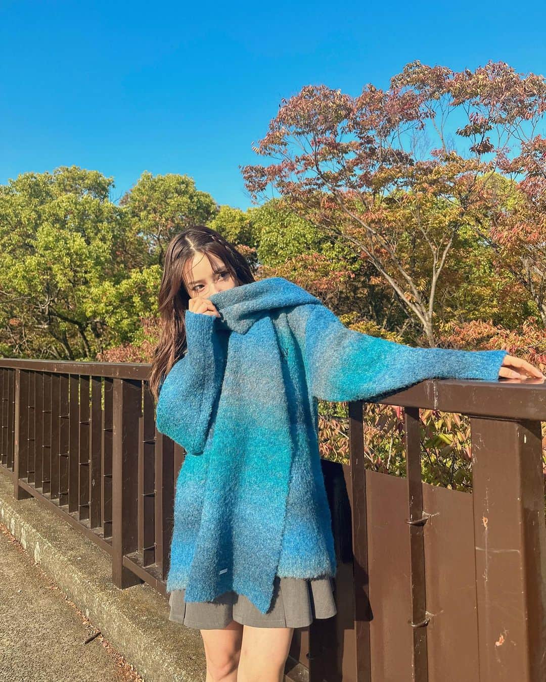 村瀬紗英さんのインスタグラム写真 - (村瀬紗英Instagram)「#dailylook  あおぞら　と　あおにっと　🦊🍂  紅葉はまだだね💭🍁  気がついたらもう11月だし、体調崩しやすい時期なので 元気でいれるように気をつけよう〜🌼  11月も、楽しみなことがいっぱい✌️✨  unisexマフラーグラデニット🧶🧣▶︎11/10」11月5日 14時04分 - saepiiii.m