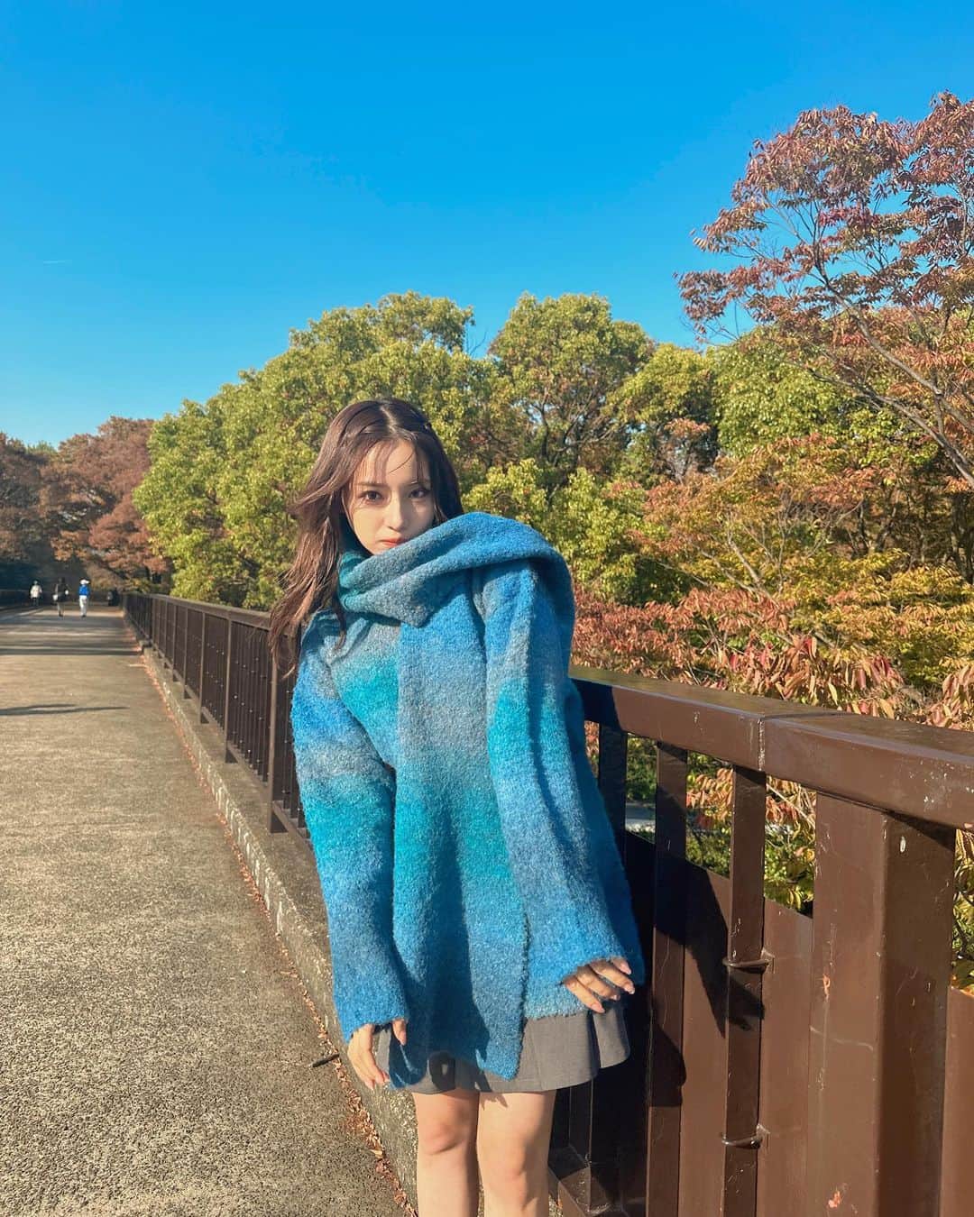 村瀬紗英さんのインスタグラム写真 - (村瀬紗英Instagram)「#dailylook  あおぞら　と　あおにっと　🦊🍂  紅葉はまだだね💭🍁  気がついたらもう11月だし、体調崩しやすい時期なので 元気でいれるように気をつけよう〜🌼  11月も、楽しみなことがいっぱい✌️✨  unisexマフラーグラデニット🧶🧣▶︎11/10」11月5日 14時04分 - saepiiii.m