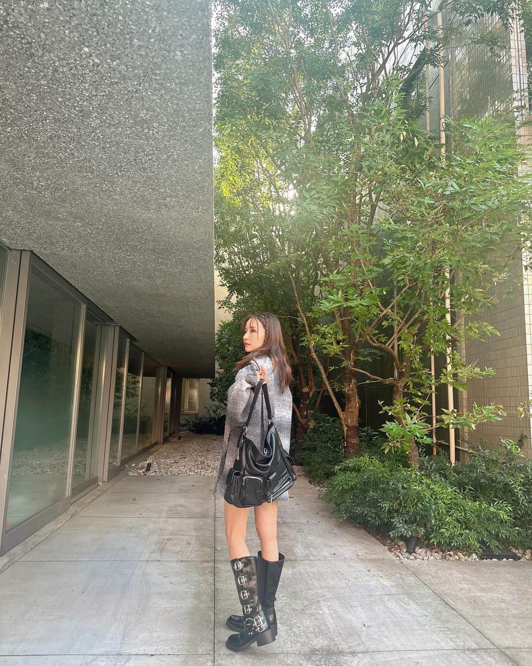 村瀬紗英さんのインスタグラム写真 - (村瀬紗英Instagram)「#dailylook  あおぞら　と　あおにっと　🦊🍂  紅葉はまだだね💭🍁  気がついたらもう11月だし、体調崩しやすい時期なので 元気でいれるように気をつけよう〜🌼  11月も、楽しみなことがいっぱい✌️✨  unisexマフラーグラデニット🧶🧣▶︎11/10」11月5日 14時04分 - saepiiii.m