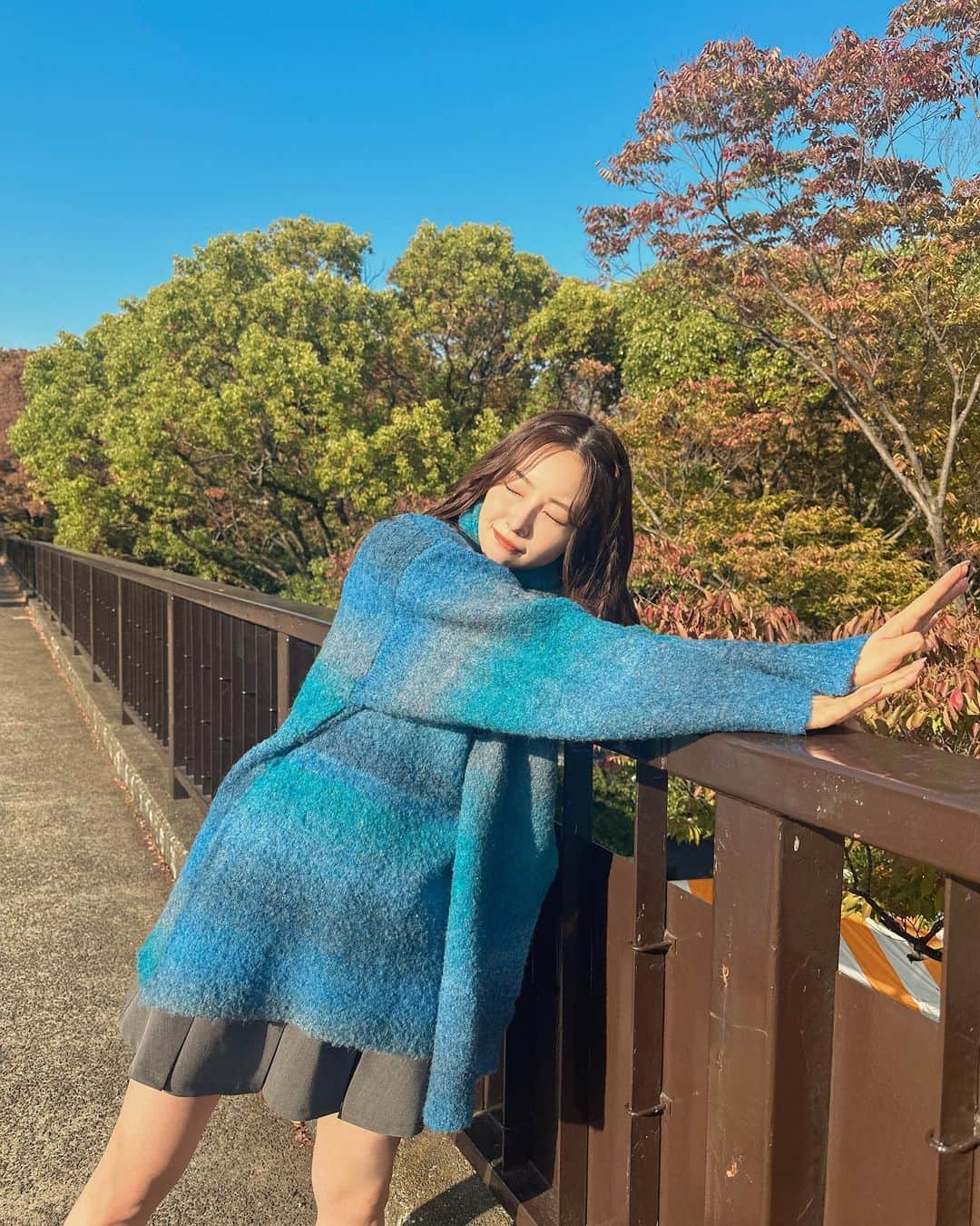 村瀬紗英さんのインスタグラム写真 - (村瀬紗英Instagram)「#dailylook  あおぞら　と　あおにっと　🦊🍂  紅葉はまだだね💭🍁  気がついたらもう11月だし、体調崩しやすい時期なので 元気でいれるように気をつけよう〜🌼  11月も、楽しみなことがいっぱい✌️✨  unisexマフラーグラデニット🧶🧣▶︎11/10」11月5日 14時04分 - saepiiii.m