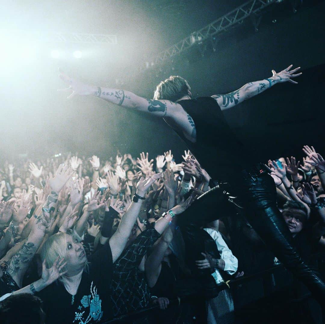 雅-MIYAVI-さんのインスタグラム写真 - (雅-MIYAVI-Instagram)「Taipei & HongKong recap   First of all, I wanna thank you all for your tremendous love. It felt like a dream and it’s still in my head. Being onstage, rocking with you guys every night. It was filled with so much love, appreciation, and respect. I truly wished that this moment we shared and created together could spread positivity to the whole world, especially now, when there is so much hatred and negative emotions going around.   Sorry it took me a while because it took some time to organize my complex feeling - Plus I had to immediately rock with my baby boy when I got home haha   Also, big thanks to @koholaendy for joining our night. It definitely lifted up our stage. Thanks brother.  Again, thank you all, I’ll strive hard to keep bringing more music to you. Let’s spread love.  M  首先，我想要感謝大家給予我的巨大愛意。感覺就像是在做夢，而且這個夢還在我的腦海中。站在舞台上，每晚與你們一起搖滾，都充滿了如此多的愛、欣賞和尊重。我真心希望我們共同創造和分享的這一刻能夠傳播正能量到整個世界，尤其是當下，當世界上充斥著如此多的負面情緒時。  我花了一些時間整理我的複雜情感。而且一回到家就必須立刻陪著我的寶貝兒子玩耍，哈哈。  還要特別感謝 @koholaendy 加入了我們在香港的夜晚。作為亞洲巡演的最後一站，這絕對是一個驚喜。謝謝你，兄弟。  迫不及待地想再次與你們一起搖滾！  雅」11月5日 13時55分 - miyavi_ishihara