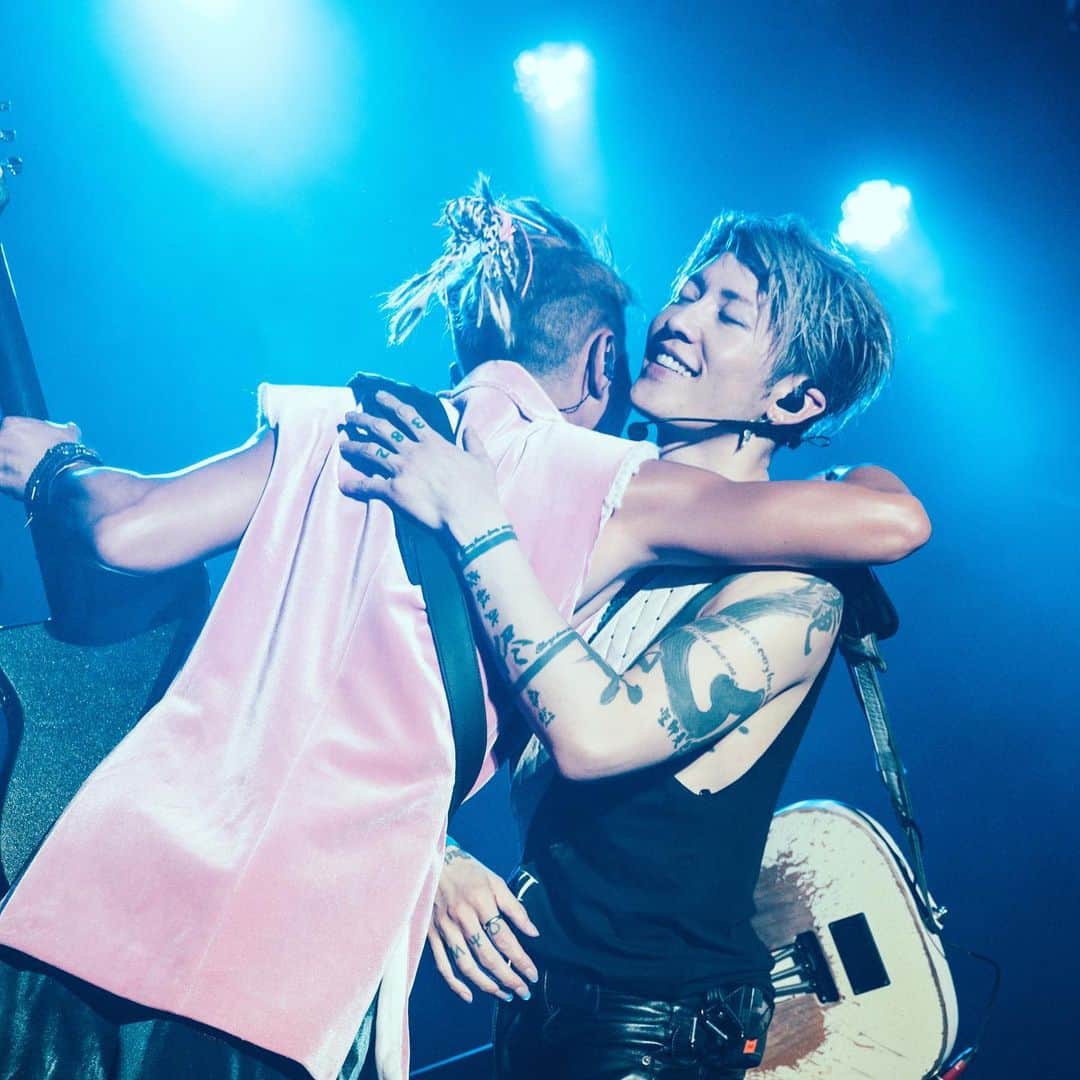 雅-MIYAVI-さんのインスタグラム写真 - (雅-MIYAVI-Instagram)「Taipei & HongKong recap   First of all, I wanna thank you all for your tremendous love. It felt like a dream and it’s still in my head. Being onstage, rocking with you guys every night. It was filled with so much love, appreciation, and respect. I truly wished that this moment we shared and created together could spread positivity to the whole world, especially now, when there is so much hatred and negative emotions going around.   Sorry it took me a while because it took some time to organize my complex feeling - Plus I had to immediately rock with my baby boy when I got home haha   Also, big thanks to @koholaendy for joining our night. It definitely lifted up our stage. Thanks brother.  Again, thank you all, I’ll strive hard to keep bringing more music to you. Let’s spread love.  M  首先，我想要感謝大家給予我的巨大愛意。感覺就像是在做夢，而且這個夢還在我的腦海中。站在舞台上，每晚與你們一起搖滾，都充滿了如此多的愛、欣賞和尊重。我真心希望我們共同創造和分享的這一刻能夠傳播正能量到整個世界，尤其是當下，當世界上充斥著如此多的負面情緒時。  我花了一些時間整理我的複雜情感。而且一回到家就必須立刻陪著我的寶貝兒子玩耍，哈哈。  還要特別感謝 @koholaendy 加入了我們在香港的夜晚。作為亞洲巡演的最後一站，這絕對是一個驚喜。謝謝你，兄弟。  迫不及待地想再次與你們一起搖滾！  雅」11月5日 13時55分 - miyavi_ishihara