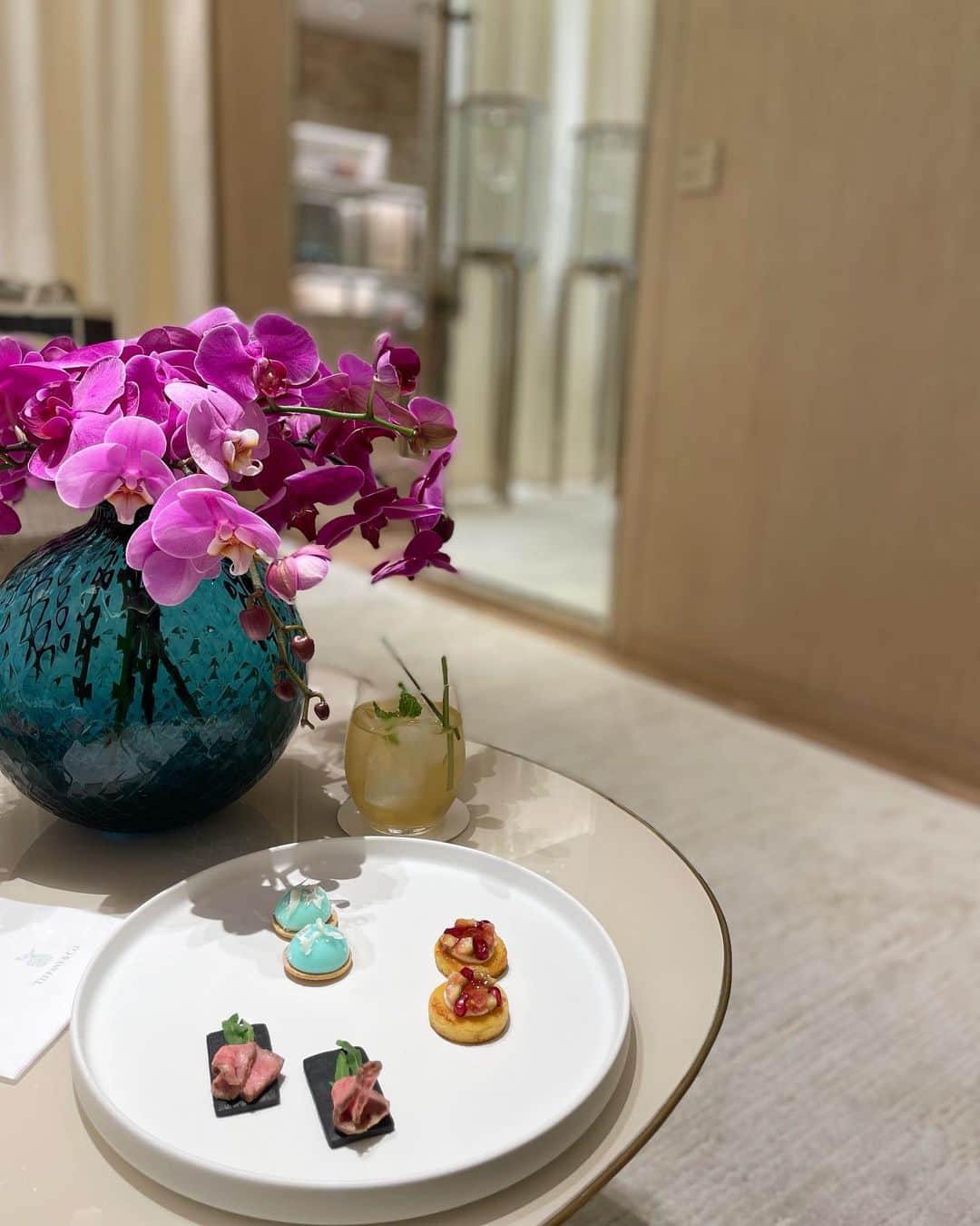 田中麻衣のインスタグラム：「久しぶりに華やかなものを見た日💎  最近子どもたちの用事などでいつも以上にバタバタしていたので、ジュエリーをゆっくり見るなんてとても久しぶりでした。  @tiffanyandco」