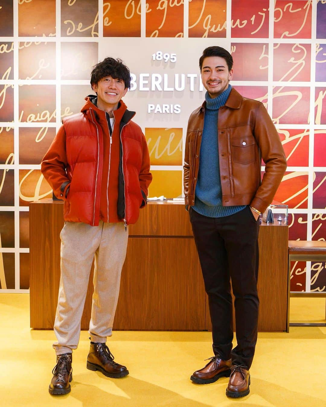 石倉ノアのインスタグラム：「BERLUTI  阪急うめだ本店5階にて「パティーヌの世界」を体感できるpop upにお邪魔してきました！  開催期間11月1日〜11月21日の前半12日までに購入すると購入アイテムのスクリットのカリグラフィーにゴールドやシルバーのパティーヌを無償で入れてくれるみたいで普段使っている名刺入れにもいれてもらいたかった🤣 ベルルッティは普段から愛用させてもらっていてい店舗で職人による手入れをしてくれて いい物は長く使えるというのはベルルッティだな！と  凄く貴重な体験ができるのでご興味ある方はお早めに足を運んでください！  #Berluti #ベルルッティ #阪急うめだ #パティーヌの世界  #櫻井さん有難う御座いました笑」