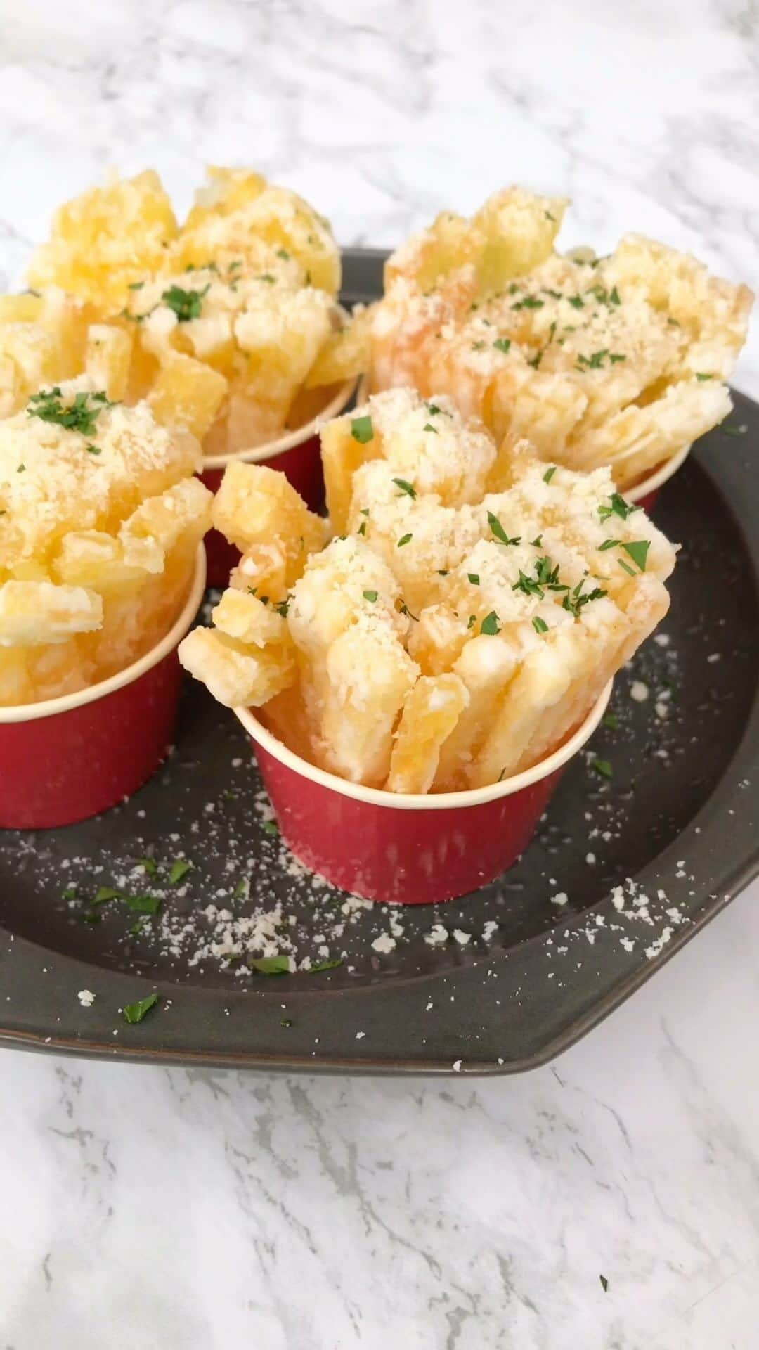 テイストメイドのインスタグラム：「え？！👁️👄👁️そのまんまフライドポテト🍟Homemade French Fries   まるでファストフードのポテトみたいな、新しい形のフライドポテト🍟✨ カワイイ見た目もサクサクの食感も楽しい♪ 切り込みを入れるときには、箸などを添えると切りやすいよ👍   ■材料 じゃがいも 片栗粉 粉チーズ（トッピング用） パセリ（トッピング用）   ■作り方 1. じゃがいもが長方形になるように皮を切り落とす。 2. 格子状に切り込みを入れ、20分ほど水につけておく。 3. 水分を拭き取り、油できつね色になるまで揚げる。 4. 粉チーズとパセリをふりかけて完成。  Ingredients:  - Potatoes  - Potato starch (cornstarch)  - Powdered cheese (for topping)  - Parsley (for topping)  Steps: 1. Peel the potatoes to make them rectangular in shape. 2. Make grid-like cuts in the potatoes and soak them in water for about 20 minutes. 3. Remove excess moisture and fry them in oil until they turn a deep golden brown. 4. Sprinkle with powdered cheese and parsley for garnish, then it’s ready to serve.  #テイストメイド #料理 #cooking #recipe  #レシピ #簡単レシピ #おうちご飯 #おうちごはん  #手作りスイーツ  #パーティーメニュー #パーティーレシピ ⁠  #揚げ物  #potatoes #appetizers  #秋 #秋レシピ #裏技 ⁠#ジャガイモ #じゃがいも #じゃがいもレシピ #じゃがいもアレンジ #ポテト #おつまみ #おつまみレシピ #ビール #フライドポテト #ポテト #fries #冬 #ファストフード」