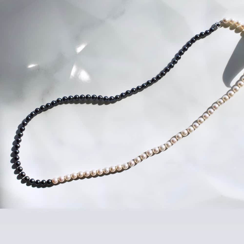 Shelby / Aki Hiroseのインスタグラム：「〈 Asymmetry  Pearl〉AKOYA  White×BlackのAsymmetry  Pearl コレクション  ロングネックレスは、アコヤパールだけでなく 淡水パールもご用意してます。  カジュアルに、モードにつけられるShelbyのパール。  …………………………………………………………………  ◆11/1wed.〜11/7 tue.  　伊勢丹 新宿店 LIMITED SHOP 　本館1Fプロモーション１ 　OPEN 10:00-20:00   ＊期間中〜11/8 wed.までShelby flagship shopはお休みとさせていただきます。 …………………………………………………………………  ーEVENTー ◇11/18 sat.〜11/19 sun. 《Shelby》"10th Anniversary" EVENT 　at表参道 flagship shop 　 ￣￣￣￣￣￣￣￣￣￣￣￣￣￣￣￣￣￣￣￣￣￣ 《Shelby》 flagship shop   OPEN 11:00-18:00    CLOSE火曜　   東京都港区南青山3-15-4   表参道駅 A4出口より徒歩5分  ✉️ info@shelby8.com   ￣￣￣￣￣￣￣￣￣￣￣￣￣￣￣￣￣￣￣￣￣￣  #shelby #shelbyjewelry #shelbyaki #isetan #伊勢丹 #伊勢丹新宿 #isetanshinjuku #シェルビー #asymmetry_design #asymmetry_pearl #akoyapearl #ネックレス #アコヤパール」
