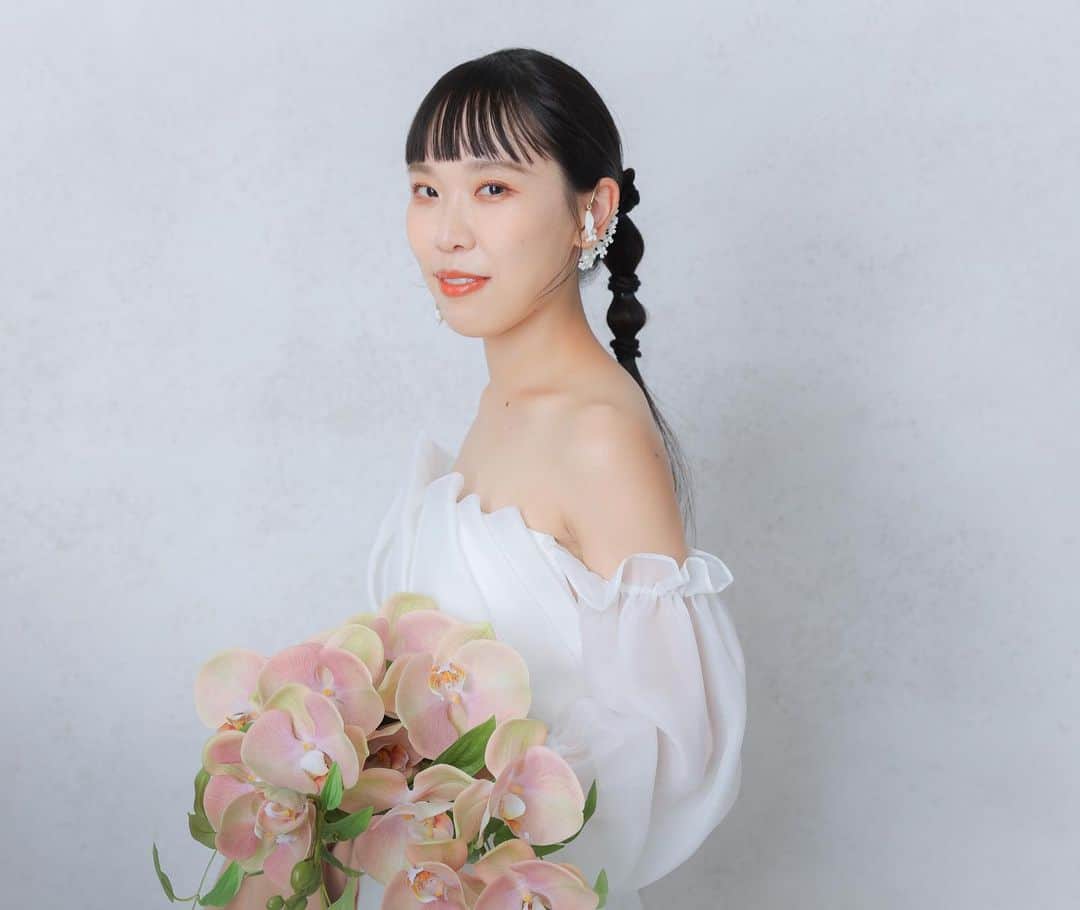 スタジオエイト 名古屋のインスタグラム：「【個性的タイトツインヘア🤍】  こんにちは☀️ヘアメイクの雪岡です☃️  ヘアメイクお任せいただいたご新婦様💓 キレイなロングヘアを活かしてタイトツインアレンジ✨ 個性的でとってもオシャレ✨ メイクはオレンジに🍊  色々ご提案させていただきます♪ おまかせ大歓迎です✨ とってもオシャレで可愛かったです☺️🤍  ……………………………………………………………………  Photo : matsuhibi shusuke → HP gallery hair make : yukioka airi → HP gallery  ……………………………………………………………………  photographer @t.oguri.deco.ph @s.mochizuki.deco.ph @n.kaoru.deco.ph @a.fujiwara.deco.ph @yagasaki.deco.ph ︎●sato kenta → HPgallery ●kimura mio → HP gallery ●kondo reina → HP gallery ●makino marimo → HP gallery ●matsuhibi shusuke → HP gallery  hair&makeup @mitani.deco.hm @nanami.deco.hm @miharu.deco.hm @koide.deco.hm @nishimura.deco.hm @matsuyama.deco.hm ●kanamori kureha → HP gallery ●sato ayumi → HP gallery ●yukioka airi → HP gallery ●ishikawa haruka → HP gallery ●fuki ayano → HP gallery  私たちと一緒に働きませんか？ フォトグラファー、ヘアメイク、 フォトプランナーを募集中です★ @decollte_recruit  #デコルテフォト#撮る結婚式 #weddingphoto #weddinghair  #hairarrange #marry花嫁 #ヘアメイク #ウェディングフォト #ロケーションフォト #前撮り  #和装ヘア #和装前撮り  #白無垢 #白無垢前撮り  #ヘアアレンジ #紋付袴  #スタジオエイト #2023夏婚 #2023秋婚  #ウェディングヘア #前撮りレポ #結婚式  #和装花嫁 #前撮りヘア #プレ花嫁 #洋装ヘア #ヘアメイク #タイトツイン #個性的ヘア」