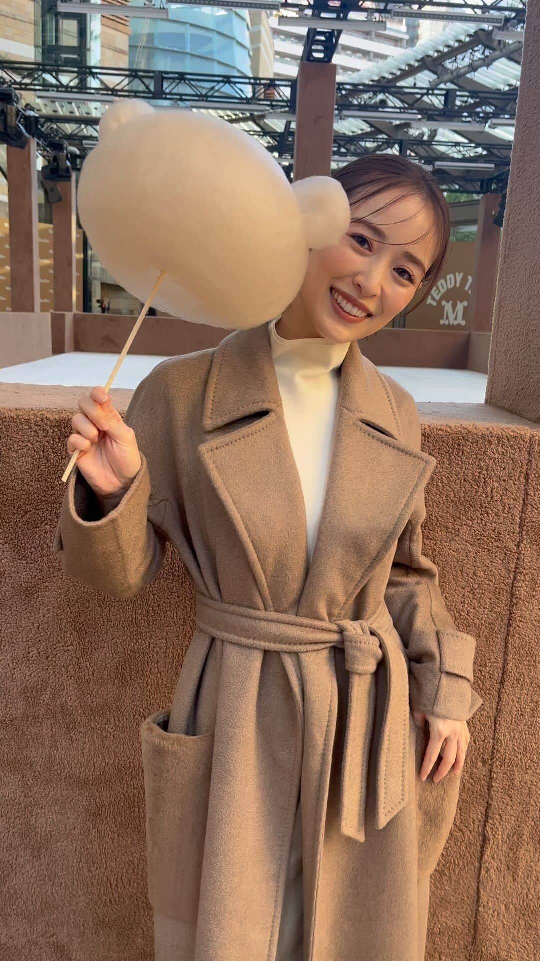 高橋里帆のインスタグラム：「@maxmara  ポップアップ @rika_izumi_  ちゃんのヘアーメイク担当させて頂きました。  クレーンゲームやくまさんわたあめ！ 遊び心いっぱいでみなさん楽しそうでした✨  #マックスマーラー#ポップアップ#クレーンゲーム#わたあめ#くまさん#くま#テディーベアー#泉里香#高橋里帆メイク#秋冬#秋冬ファッション」