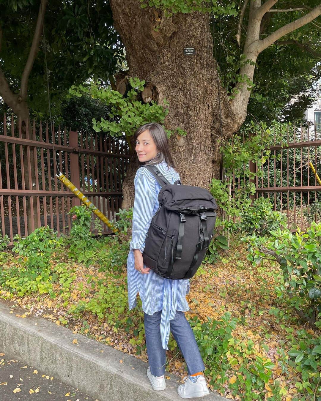 英玲奈のインスタグラム：「お気に入りのリュック。 やっと出会えた！！ 家族で出かける時、パパに荷物を持ってもらいたいけど、レディースのバックはちょっと、、、 ってあるあるだよね。 私が持ってもパパが持ってもおかしくないリュックをずっと探してて、 やっと出会った　@mother_inc  のリュック。 パパも喜んで持ってくれたー☺️ 1番上にはちょうどお尻拭きサイズのポケットがあったり、 サイドのボトルホルダーは入れてない時に広がらない様にマグネットが付いていたり、 ハンカチをちょっと入れたいポケットや常にマスクやホッカイロ入れておける背中ポケットがあったり、 もうめちゃくちゃ使い勝手が良い！！ 沢山入れても肩が痛くならないところも有難い！ ピクニックではちょうど良い枕にもなってくれました☺️  一年中大活躍の予感❤️」