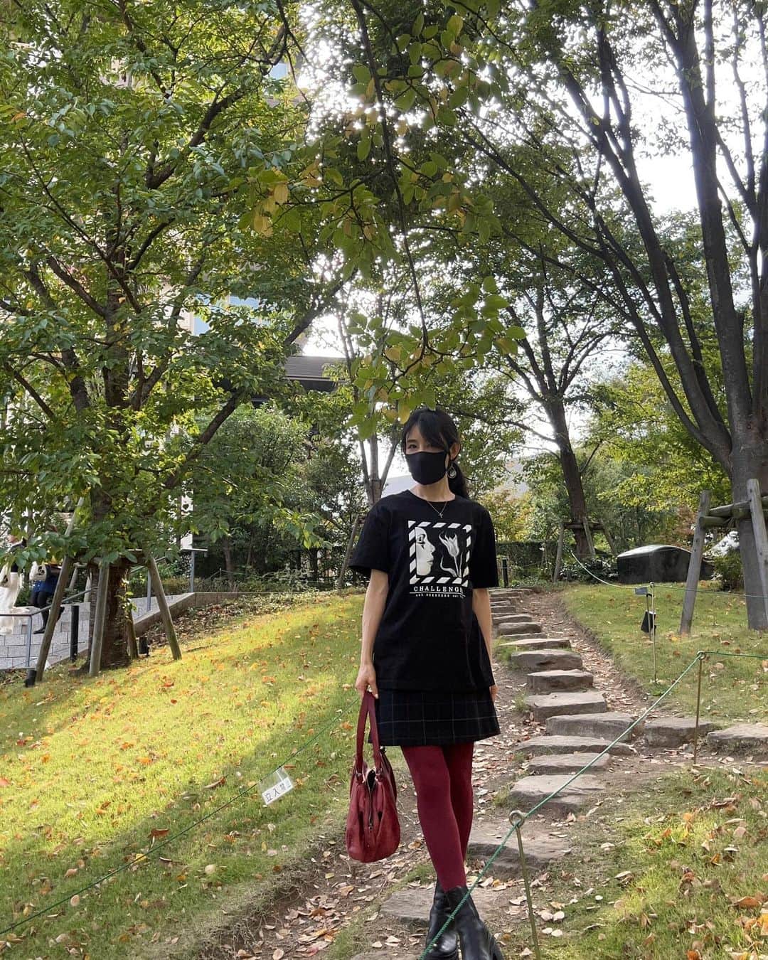 中岡由佳さんのインスタグラム写真 - (中岡由佳Instagram)「❇︎ 11月になっても半袖で過ごせる暖かさ😳快適な陽気、いくらでも歩けそう。ただ朝晩は冷えるので上着は忘れずに。 夏から様々なことがあって、心を整えるのに精一杯ですが、より良く進んでいかなければと思っています🍂」11月5日 14時15分 - yuka_nakaoka