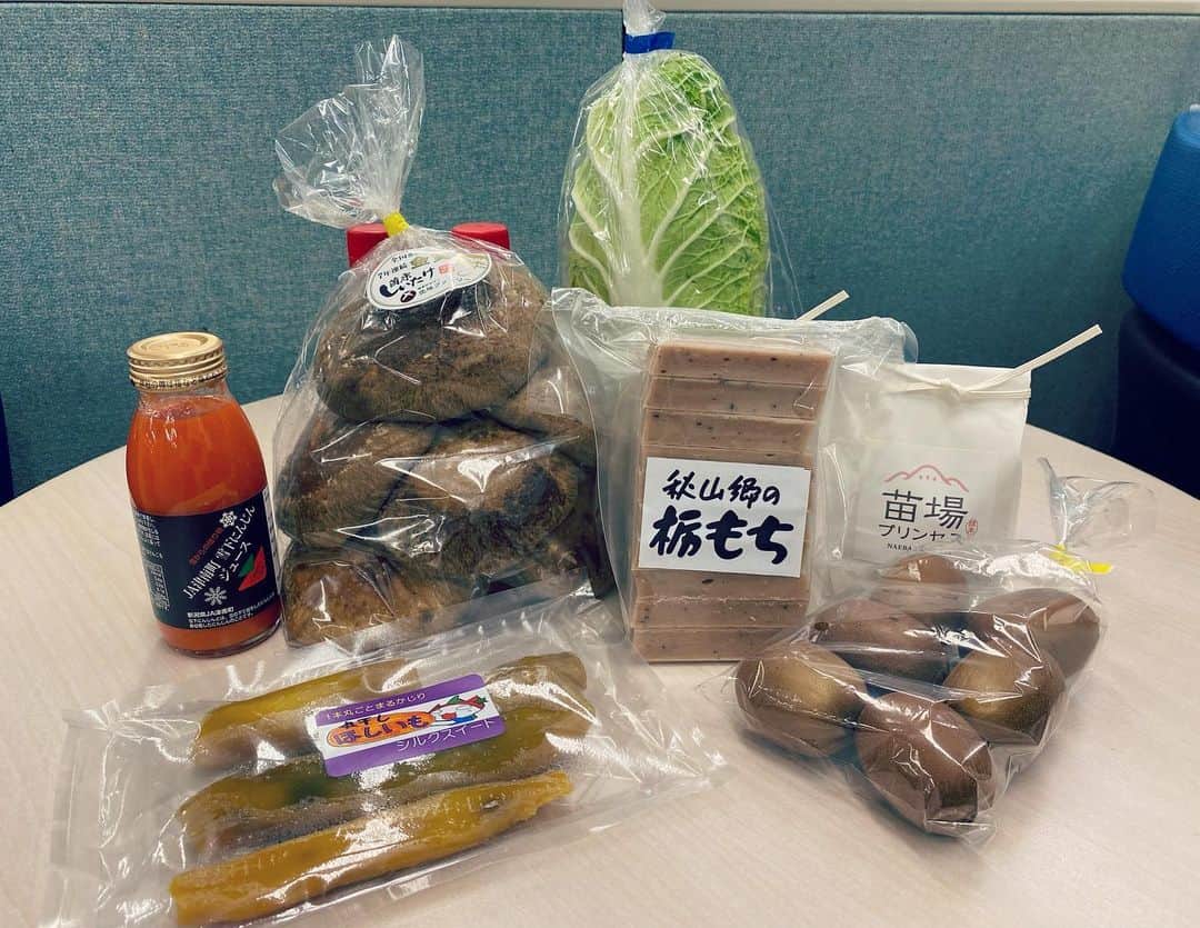 生野陽子さんのインスタグラム写真 - (生野陽子Instagram)「🍎 週末のニュースメンバーで FNSチャリティキャンペーン産直市へ！  福島など、東北のお野菜や特産品と出会えました☺︎  売上の一部はパキスタンの 子どもたちの支援に充てられます🇵🇰  3人で持っているのはマンゴージュース！ 奥寺さんはクミンクッキー🎵」11月5日 14時16分 - yoko_shono
