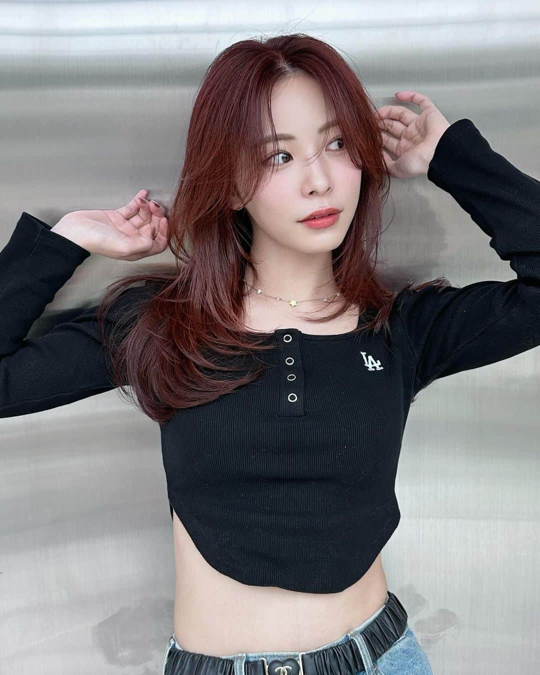 中村雄樹のインスタグラム：「Abema TVの『GIRL or LADY～私が最強～』に出演中の河村美咲さん @misaki_haaan  レイヤーカットさせて頂きました☺️🙇‍♂️最終回も公開されたそうなので皆さんご覧ください👀！（僕も近々一気見します🙌） . 毛先巻きだけで動きが出ます✨ 今年のトレンドをしっかり抑えれるので年内にレイヤー入れるのおすすめです👀 .  :網紅ヘア🇨🇳 . . 『10代〜30代限定 指名料サービスcoupon🎟️』 📛レイヤーカット＋高保湿トリートメント  ¥5,500 📛レイヤーカット＋ワンメイクカラー＋高保湿トリートメント ¥9,900 📛レイヤーカット＋デザインブリーチ ¥18,700 ※指名料¥3,300がサービスになります ※カラーメニューは別途ロング料金有 . . . 2023/9/1 New Open REDEAL SHIBUYA. . 中華美人叶う網紅ヘア🇨🇳になれるヘアサロン✂︎ :wang hong hair  . . @redeal_hair  .  ⚪️#ディスコネレイヤーカット ⚪️ . "繋げていない" レイヤーカットを称して ディスコネレイヤーカットと名付けました。  近年ショートスタイルでは定番化していたディスコネ。これをボブ〜ロングに生かしたカットデザインです。 . REDEALではブリーチカラーのお客様も多いのですが、 レイヤーは入れすぎるとハイトーンは特に "中間がパサつく"ので傷んで見えます。 ですがこのレイヤーカットはそれがないです。 . . "繋げてない"からこそのメリットを大きく5つに分けると . ⚪️軽くなり過ぎずに"巻きやすい毛束"を作れる ⚪️"中間がパサつかない"ので傷んで見えない ⚪️全体の"重さ"は残るのでスカスカしない ⚪️繋げないところがあるため工程が少なくカット時間も短い ⚪️後ろにはレイヤーが少ないので寝癖になり辛い . . REDEAL考案の "ディスコネレイヤーカット" 鏡越しの毎朝が楽しみになります。  . . . 🔍REDEAL SHIBUYAのカラーの"こだわり" . こちらにupさせて頂いてるスタイルは基本 "1ブリーチ"での仕上がりが多いです。 理由として、 . . 🔍低温ブリーチでの施術 :当日の施術時間は熱を出さないためにじわじわブリーチ致します . 🔍入念に行う"カウンセリング" 現在の状態と"なりたいイメージ像"の可能かどうかも含めてか擦り合わせてなるべく1ブリーチで理想の仕上がりになる計画を一緒に立てます。 . . . .  . . . . . . . 🟡ご新規のご予約方法🟡 基本はREDEAL SHIBUYA のホットペッパーかお電話よりご予約ください。 . 🟥ホットペッパー （アプリ又はGoogleで大宮REDEAL SHIBUYAで検索） 🟨 📞 03 6416 9152 . ※基本的に営業時間以外もご予約できるのとポイント付くのでホットペッパーを推奨しております . 【お問い合わせ方法】 お電話のみとさせて頂きます。 🟨📞 03 6416 9152 . . . 🟡メニューの選び方🟡 .  【✂︎カット✂︎】 ⚪️ディスコネレイヤーカット 重さを残したレイヤースタイルをされたい方はこちらのメニューを選択してください。 ⚪️トリミングカット 乾いた状態でカットが完結するレベルの毛量調整や毛先の調整の方はこちらがおすすめです。 ⚪️デザインカット 上記２つ以外のショートやボブカット等々ご希望の方はこちらのメニューをお選びください。 . ※基本当日追加可能です✂︎ .  【🎨カラー🎨】 メニューがわからない場合 🔴ブリーチ有メニュー（4〜5時間前後） 🔵ブリーチ無メニュー（2時間前後） どちらかでご予約頂けましたらある程度お時間に限りはござまいすが当日変更等の対応はできますのでご安心ください。その日の気持ちをカウンセリングさせて頂き、ご提案をさせて頂きます  【🌿トリートメント🌿】 基本的に10分前後の施術になります。 事前のご予約、当日の変更も対応可能です。 . . ※施術料はその日の適切な金額をカウンセリングでお伝え致しますのでご安心ください ※ご予約状況でメニュー変更が難しい場合もございますので予めご了承ください . .  . . . REDEAL SHIBUYA . 東京都渋谷区宇田川町3-10 いちごフィエスタ渋谷3階  . 渋谷美容室 カミカリスマ "受賞"ヘアサロン . . . . . . . .  .  #レイヤースタイル #小顔カット #小顔ヘア #アッシュグレー #ワンカール  #中国ヘア #レイヤー #レイヤーカット #ワンホンヘア  #レイヤーカットロング  #ダークトーンカラー #ザクザクレイヤー #ウルフヘア #渋谷美容室 #東京美容室  #ミディアムレイヤー #後毛 #後毛カット #サイドバング #渋谷レイヤーカット  #ロングウルフ #フェイスレイヤー #姫カット #ミディアムウルフ #ウルフカット」