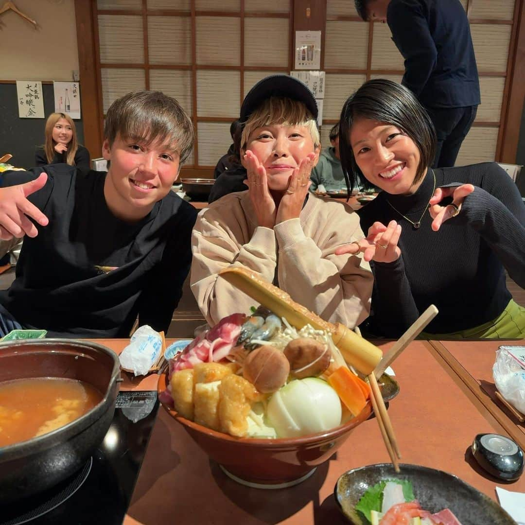 川澄奈穂美さんのインスタグラム写真 - (川澄奈穂美Instagram)「🍲🍲🍲 ▽ 昨日、新潟テレビ『まるどりっ！UP』のone-up!グルメのコーナーでもえみと共に紹介させていただいた【ちゃんこ大翔龍】🍲 先月、新歓で選手全員（ちか欠席）でお邪魔しました🧡 初めて行きましたが、美味しかったー🥹手羽先はビールが進むよ〜🍺かきのもと初めて食べました❗️かきのもと本当美味しいです！新潟来るまで知りませんでした！新潟県民は美味しいものを県外の人に教えてくれない節があります！ずるいです！県外のみなさん、新潟に押しかけて自分で美味しいもの探すことをオススメします！！この前は「打ち豆」の存在を知りました。早く探さないと。 話はそれましたが、大翔龍で美味しく楽しい時間を過ごすことができました❣️ありがとうございました☺️絶対また行きます！！！ ▽ 大西アナウンサー、アルビレッジまでお越しいただきありがとうございました😆是非スタジアムにもいらしてください🤩⚽️」11月5日 14時28分 - naho_kawasumi_9