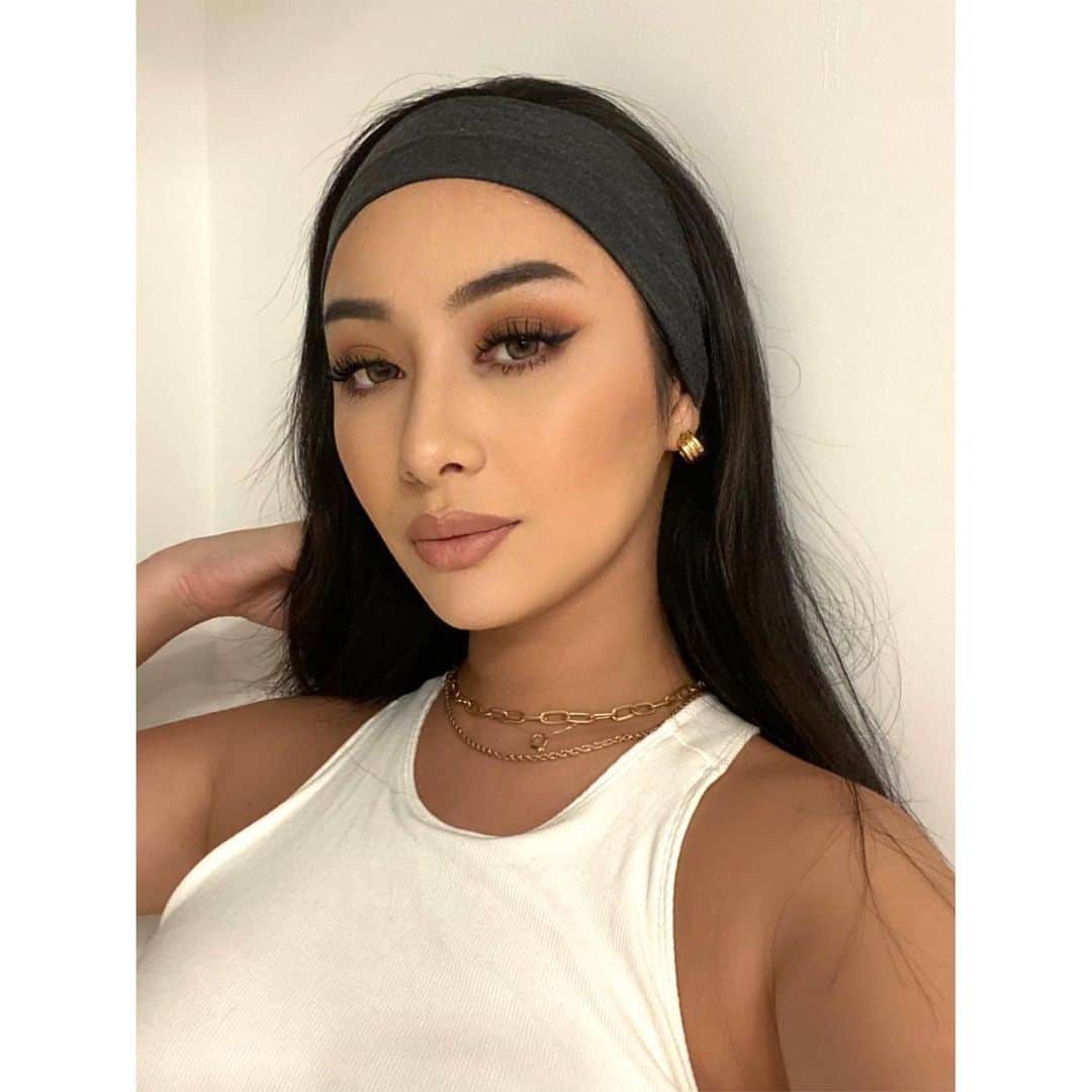 河内セリアのインスタグラム：「最近のメイクとネイル🫶 詳細は商品タグ付けたので見てね🍒  ネイルは名古屋に帰ってきてからずっと @amaranth.nagoya 💅 長く鋭かったネイルも子育て用に丸めのシェイプに🧸 わたし最近ワンカラーだけど、アートとか派手ネイルが 得意なサロンだから、派手ネイルできるサロン探してる人は是非🙆‍♀️ ここだと、折れやすい私の爪が1ヶ月すぎても折れないのが最高！」