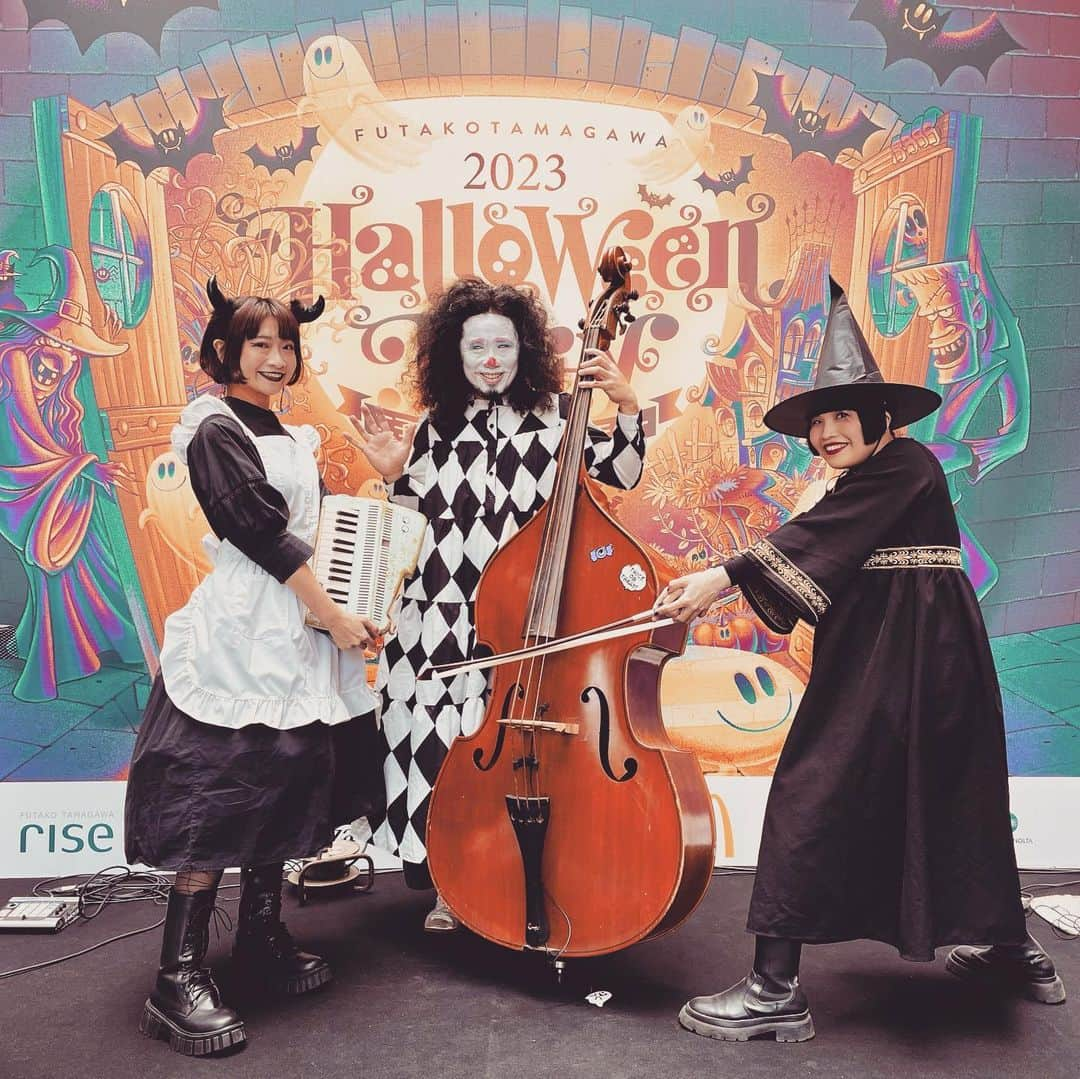 南川朱生のインスタグラム：「2023.10.29 二子玉川ライズ ハロウィンLIVE #怪速ラビット  #halloween  ---  #鍵盤ハーモニカ研究所  #melodicalabo  #南川朱生  #AkeoMinamikawa  #ピアノニマス  #pianonymous  #鍵盤ハーモニカ  #鍵盤ハーモニカ奏者  #Pianica  #pianika  #ピアニカ  #Melodica  #メロディカ  #Melodion  #メロディオン  #andes25f  #アンデス  #멜로디언  #口风琴 #ケンハモ  #鍵ハモ  #東京メロディカオーケストラ  #ピアニカ奏者  #japanesemusician #tokyomelodicaorchestra  #kenhamo」