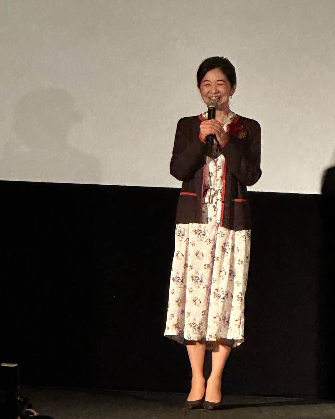 宮崎美子さんのインスタグラム写真 - (宮崎美子Instagram)「皆さん、こんにちは。  昨日は、映画「女優は泣かない」の舞台挨拶に熊本の電気館と福岡のセントラルシネマ大牟田に行ってきました。  11/3から九州先行公開で始まりました。 こちら、熊本県荒尾市が舞台となる映画です。 監督が荒尾市出身なのです。  コメディタッチのお話しかと思って観ていると、どんどんお話に引き込まれ、家族の物語になり、涙あり、笑いありの素敵なお話しです。  主人公同様にお仕事上手くいかない…頑張りたい…という方も、そんな子を応援し、心配しながらもそれが表に出せないようなお父さん、お母さんも、ぜひ、こちら映画をご覧いただき、ご感想を頂戴できるとありがたいです。  この後12月からは東京、各地で公開されます。  また、お知らせします。  ぜひ、足をお運びくださいませ。  #映画 #女優は泣かない #電気館 #セントラルシネマ大牟田」11月5日 14時32分 - miyazakiyoshiko.official