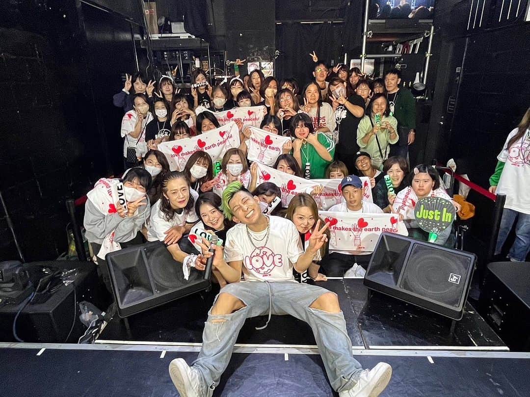 のインスタグラム：「2023.11.04  Birthday Live 「LOVE〜愛は地球を救う〜」 大成功でした💚💚💚  本当にバタバタで、毎回なんで俺はこんなギリギリになっちゃうんだ〜〜😩ってちょっと萎えてたんだけど なんだかんだ、全て上手くいきました！！！ ちゃんと準備したおかげだと思う！！！ 俺もしっかり準備できるようになったよ🔥🔥 でも本当に支えてくれたスタッフのみんながいたから出来た事です。😭本当にありがとう😭😭  そして昨日ライブを見に来てくれた人 配信で応援してくれた人 本当にありがとう🥺🥺 無料でやるっていう前代未聞の挑戦だったんだけど 本当にやって良かったと思う🥺  俺の想いをちゃんと届けられたかなって思う。 話を聞いてくれてありがとう。  昨日のライブは俺の音楽人生で1番いいライブができたと思う！！ みんなも本当に良いライブだったって言ってくれた😭😭 本当に大成功で最高に楽しいライブになったと思います🔥 ありがとう！  本当にいつも応援してくれてありがとう！ スタッフのみんなも、いっぱい支えてくれてありがとう！ 俺の仲間はみんな家族みたいで、時には甘えちゃう事もあるけど、それもまた俺達の良さなのかなって思う。 これからもよろしくお願いします！！  四年以内に必ず東京ドームに立つ！！ 一緒に頑張ろう！！ここからだ！！  アーカイブは明日20時から販売されます！！ いっぱい買って😋😋  ありがとうー！！！大好きだよー！！！」