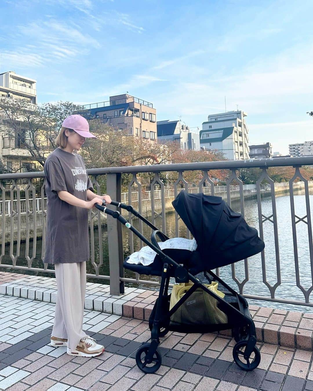 福本沙織さんのインスタグラム写真 - (福本沙織Instagram)「ベビーカーデビュー👶🤍 @aprica.jp_official のルーチェフリー😎 色々調べてルーチェいいなぁと思い実際に見にいったら もうすぐ新型が発売されるという情報を 耳にして待ちに待ったルーチェフリー👏 シンプルでスタイリッシュでかっこいい😎 頭マモールパッドがあるから生後1ヶ月からも 安心して乗せられる☺️ ある程度軽いのが理想で6.1kgで 持ち上げやすいのも魅力😋 そして荷物も50㍑も収納出来るから お買い物にも便利🎵 ベビも乗せた瞬間心地よく寝てくれました☺️  #pr #アップリカ #ベビーカー #a型ベビーカー #トラベルシステム #ルーチェ #ルーチェフリー #ベビーカー選び #赤ちゃん用品 #赤ちゃんグッズ #ベビー用品 #ベビーグッズ」11月5日 14時33分 - saoriiinu918