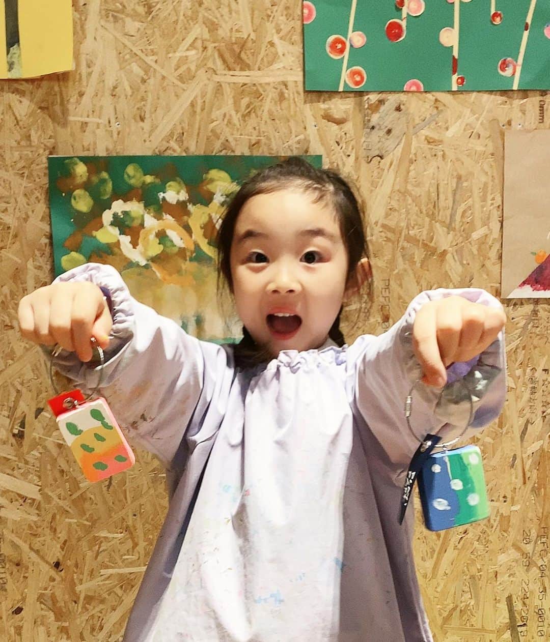 田中雅美さんのインスタグラム写真 - (田中雅美Instagram)「娘にキーホルダーデザインしてもらいました。  ・ ・ 体格ブラザーズが付いた我が家の鍵に足して、唯一無二となりました😆  ・ ・ #手作り #鍵 #キーホルダー」11月5日 14時40分 - tanakamasami_official