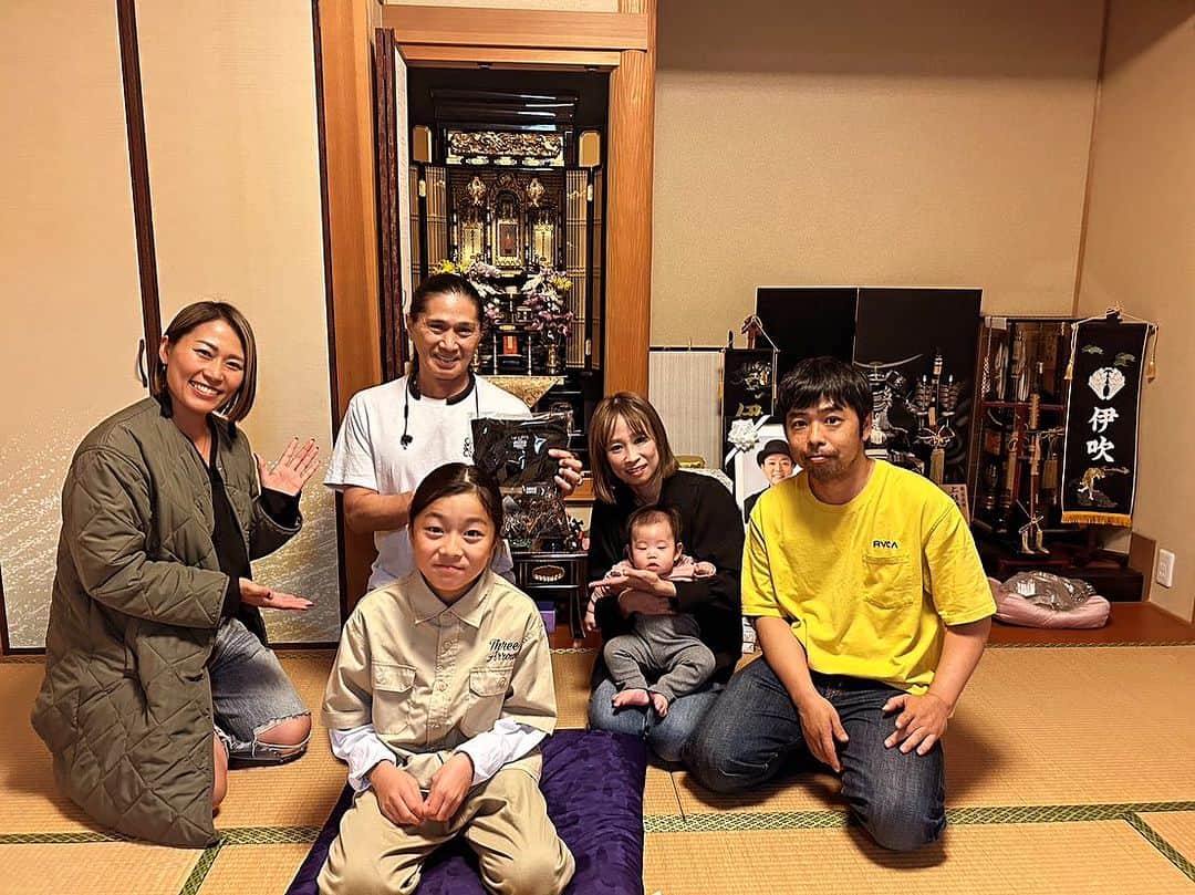 SAMのインスタグラム：「11月4日 宇城市のイベント終わりで、やっと誠二くんのスタジオにに来ることが出来ました。 誠二くんの思いの詰まった温かさを感じる素敵なスタジオでした。 その帰りに誠二くんのご自宅に伺い、お線香をあげさせて頂き、カノンちゃんを抱っこさせて頂きました。 笑顔の可愛い誠二くんと奥様の両方に似た可愛い赤ちゃんでした。  奥様のミカさん、ルンルンちゃん、ありがとうございました。 まだまだ気持ち的に落ち着かない日々だと思いますが、誠二イズムをこれからも継承していきます。  そして最後に熊本県空港のスペックの高さにびっくりしました。 また来年絶対来ます！  #坂見誠二 #BeBopCrew #ダンスの神様 #SIJダンスアカデミー #熊本県」