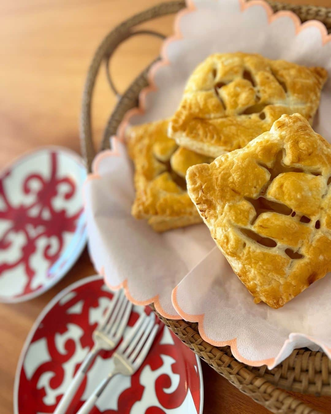 林香里のインスタグラム：「・ ・ 3時のおやつに娘とアップルパイ作り👧🏻🥧🍎  りんごが沢山あったので蜂蜜🍯で柔らかく煮詰めて あとはパイ生地は冷凍のもので簡単に🤫😙♡  大成功(✌︎˙˘˙✌︎)  #cooking#mama#おかし作り」