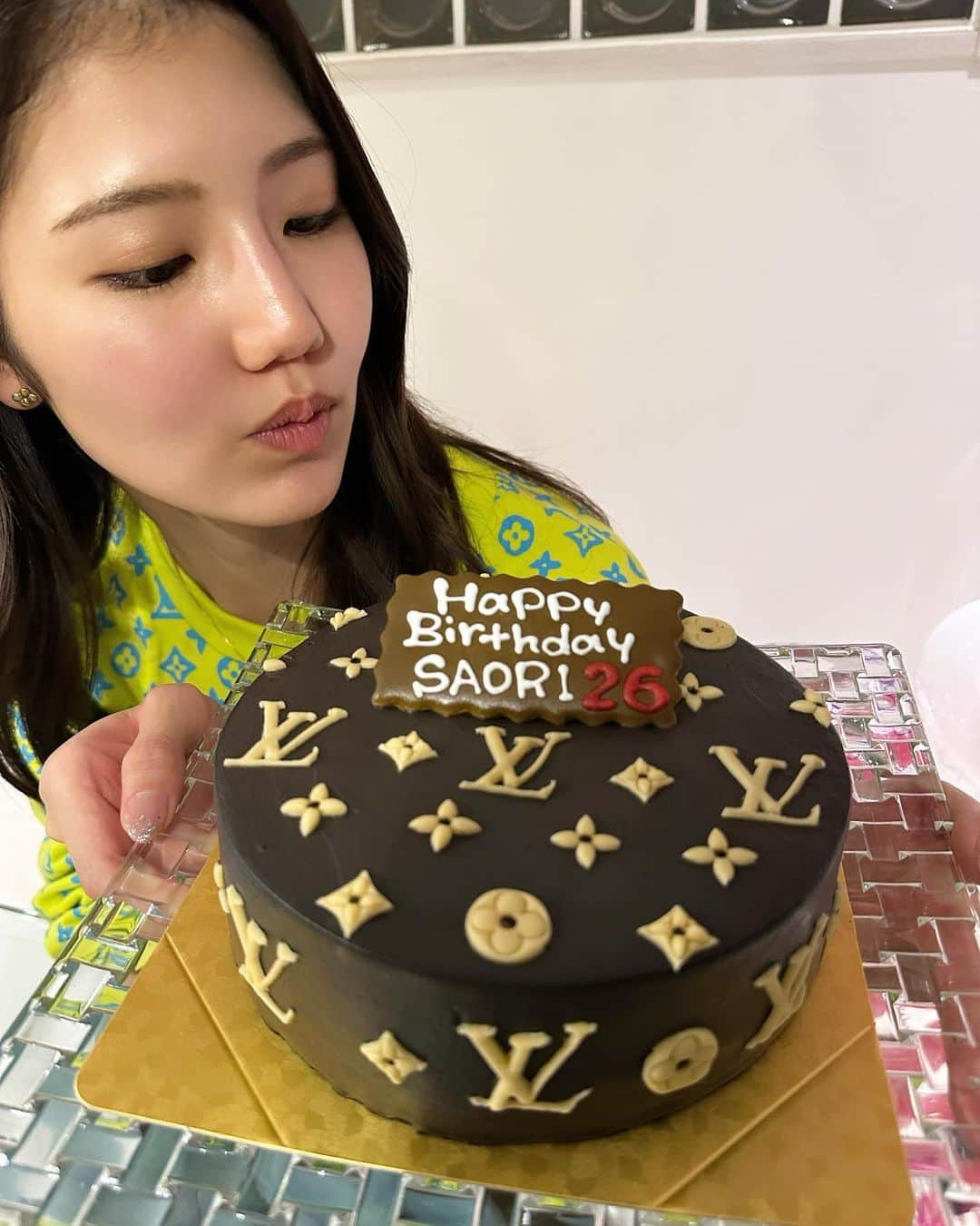 竹内佐織さんのインスタグラム写真 - (竹内佐織Instagram)「実家に帰ったら家族が誕生日をお祝いしてくれました😊🎂 パパママのセンスが今年も最高すぎた✨  良き1年になりそうです🥰🥰 . . #誕生日　#誕生日ケーキ　#派手ケーキ #バースデーケーキ　#モデル　#センイル」11月5日 14時55分 - takeuchi_saori_official