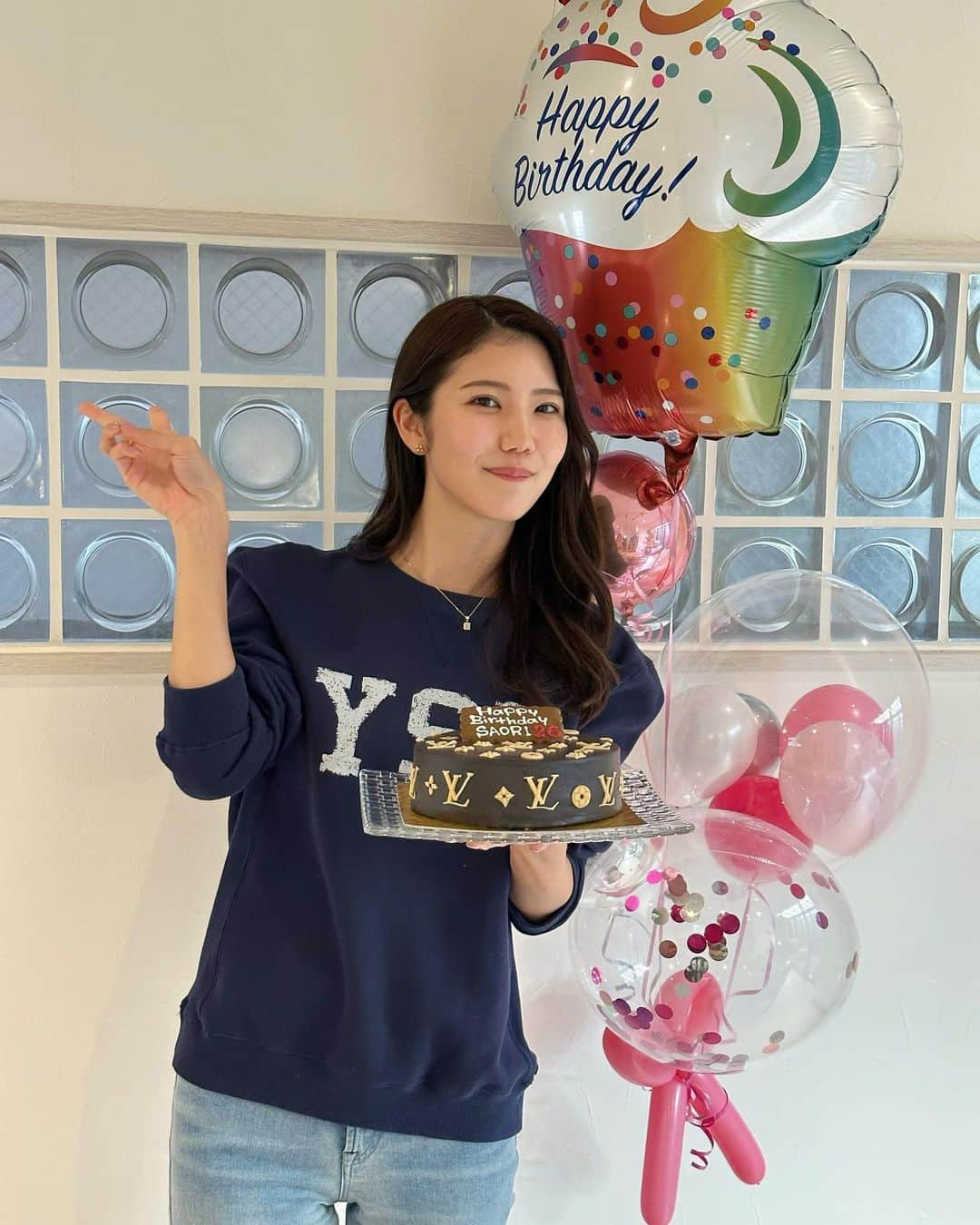 竹内佐織さんのインスタグラム写真 - (竹内佐織Instagram)「実家に帰ったら家族が誕生日をお祝いしてくれました😊🎂 パパママのセンスが今年も最高すぎた✨  良き1年になりそうです🥰🥰 . . #誕生日　#誕生日ケーキ　#派手ケーキ #バースデーケーキ　#モデル　#センイル」11月5日 14時55分 - takeuchi_saori_official