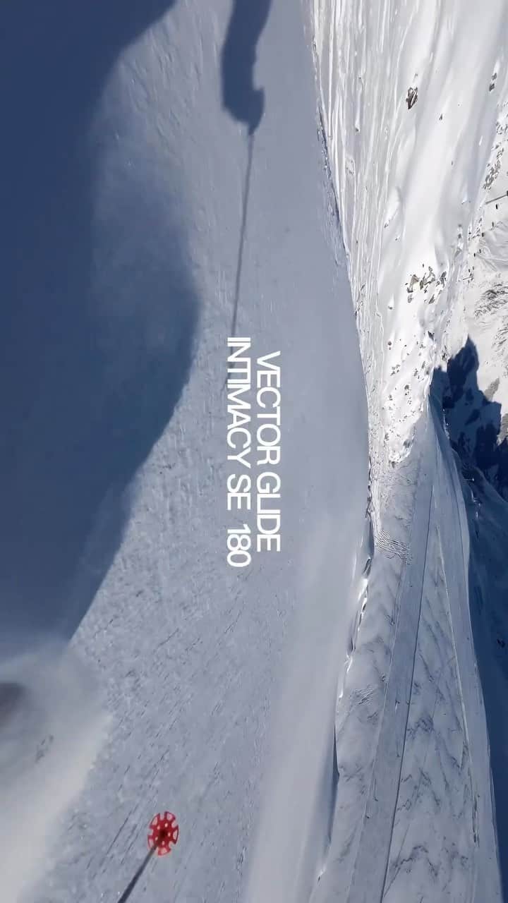 遠藤尚のインスタグラム：「@vector_glide  標高3200メートル。風を切る音、雪の音。 intimacy SEの浮力と取り回しの良さ。ロングターン、パーク、コブ、オールラウンドに雪を楽しめるスキー。  僕がこの動画で使ってるのはintimacySEの180センチ  intimacyは180.188センチの2種類。 自分に合ったintimacyを。  @patagonia.sendai  @patagoniajp  @hestragloves  @hintertuxergletscher」