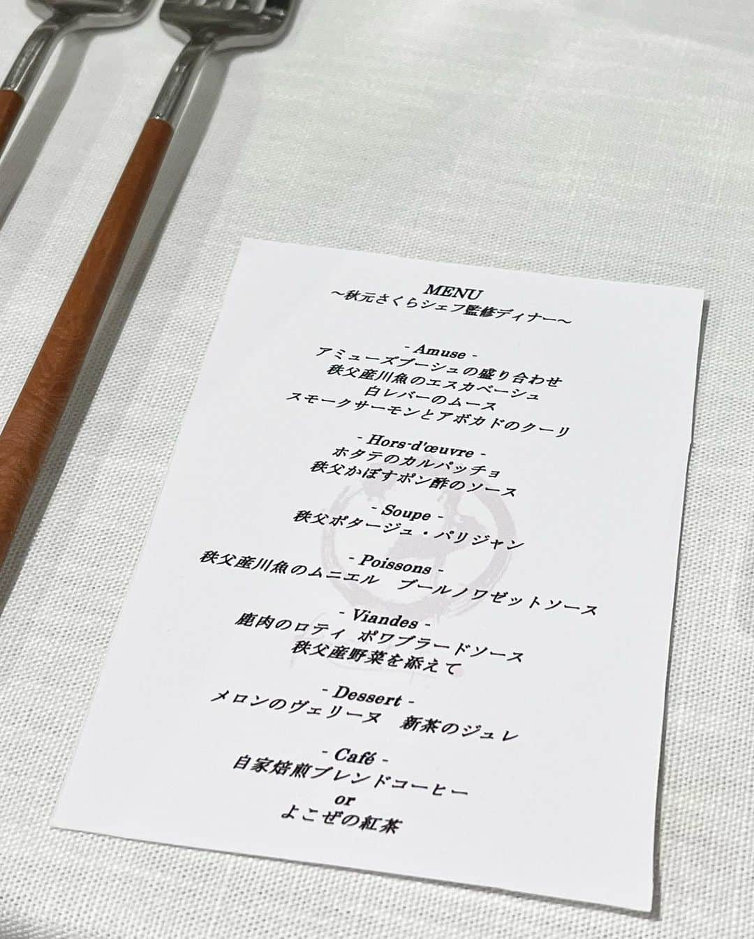 土屋香織さんのインスタグラム写真 - (土屋香織Instagram)「𖥎埼玉 𝑁𝐼𝑃𝑃𝑂𝑁𝐼𝐴秩父 門前町 @nipponia_chichibu  ディナー編🍽️ . 開業1周年プランの特典で イチローズモルトの飲み比べセットをチョイス🥃 なんと真ん中の52席の至福はプレミアついてて とんでもない価格になってました🤑笑 （トランプ柄のイチローズモルトは希少なのかな♧） 特典でこんなウイスキー飲ませていただけるなんてすごい🤣 もうしばらくウイスキーはいいやってくらい満たされました😌笑 . パンがとてもとても美味しくて🥺✨ 近所のお店のパンだったかな？ 名前失念しちゃいましたが迷わずおかわりした美味しさ😍 . 山深い秩父ならではのジビエ。 メインは鹿肉でした🦌 お野菜もとっても美味しくて♡ デザートも大満足🍈 . . . ※宿泊したの結構前なので メニュー変わってると思います🤣 相変わらず投稿が渋滞中🫢 . . . #nipponia #nipponia秩父門前町 #ニッポニア #秩父 #秩父観光 #埼玉 #埼玉旅行 #かおvoyage #trip #tripcom #タビジョ #旅スタグラム #chichibu #tabifleeeeek #ツギノタビ #japantravel #japantrip #東京女子部 #oldbuildings #ホテルディナー #ジビエ #イチローズモルト #52席の至福  #イチローズモルト飲み比べ」11月6日 7時30分 - kaorintsuchiya