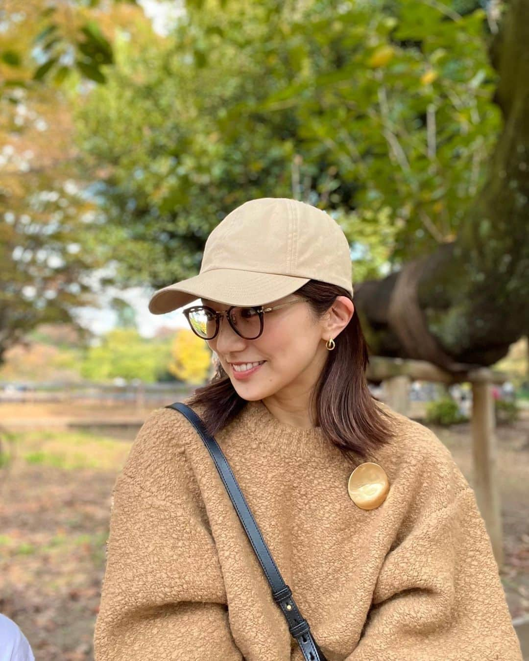 松村未央さんのインスタグラム写真 - (松村未央Instagram)「公園day🌳 だんだんと秋らしくなってきました🍂  オフの日の定番スタイル メガネ×キャップです✨🫡  快適な公園日和でしたが、 私はまた蚊に刺されました😖笑  #公園日和 #まだまだ抱っこな娘」11月5日 15時13分 - mio.matsumura_