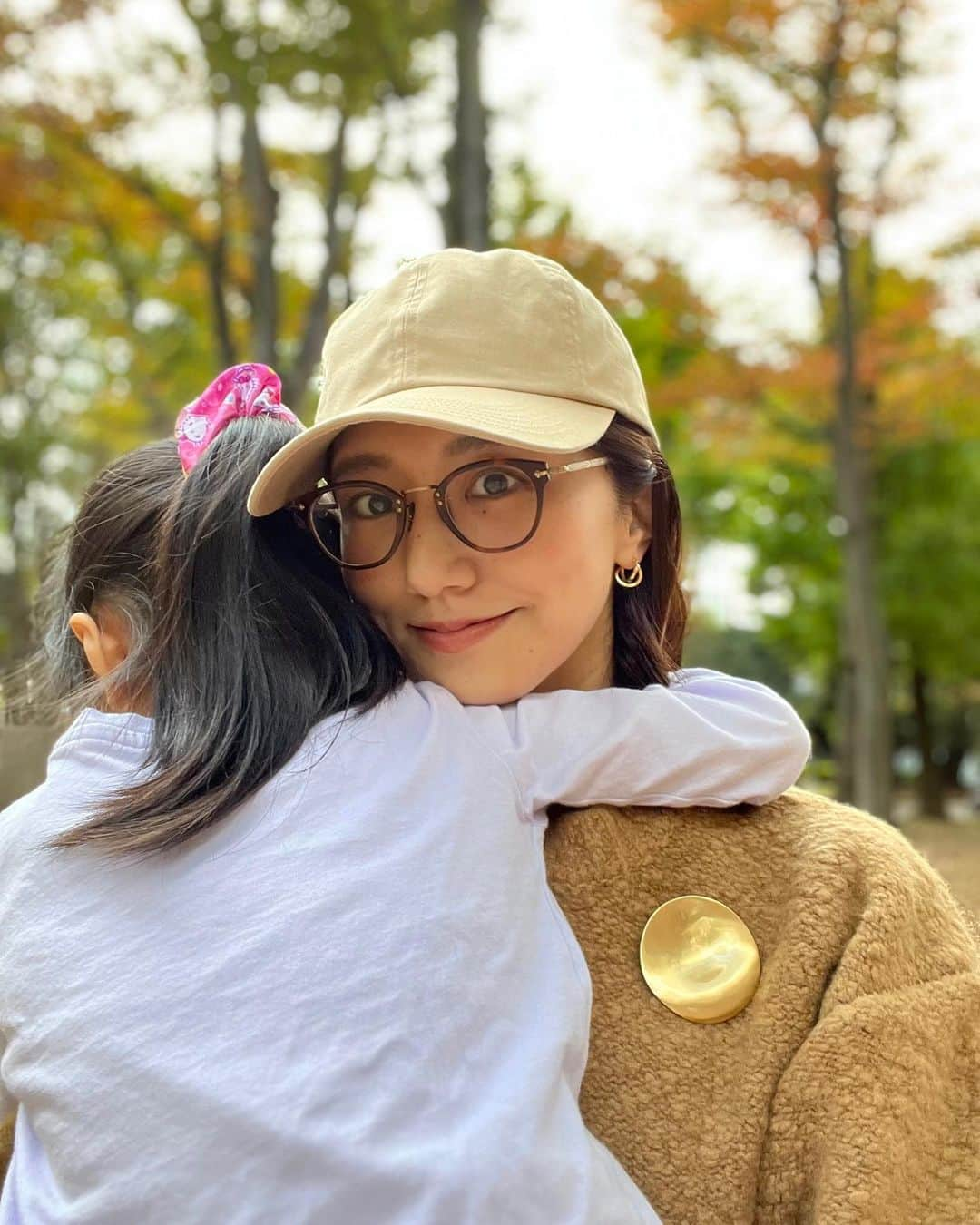 松村未央さんのインスタグラム写真 - (松村未央Instagram)「公園day🌳 だんだんと秋らしくなってきました🍂  オフの日の定番スタイル メガネ×キャップです✨🫡  快適な公園日和でしたが、 私はまた蚊に刺されました😖笑  #公園日和 #まだまだ抱っこな娘」11月5日 15時13分 - mio.matsumura_