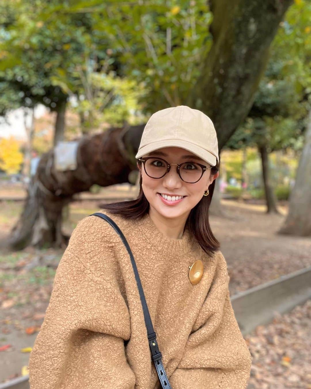 松村未央さんのインスタグラム写真 - (松村未央Instagram)「公園day🌳 だんだんと秋らしくなってきました🍂  オフの日の定番スタイル メガネ×キャップです✨🫡  快適な公園日和でしたが、 私はまた蚊に刺されました😖笑  #公園日和 #まだまだ抱っこな娘」11月5日 15時13分 - mio.matsumura_